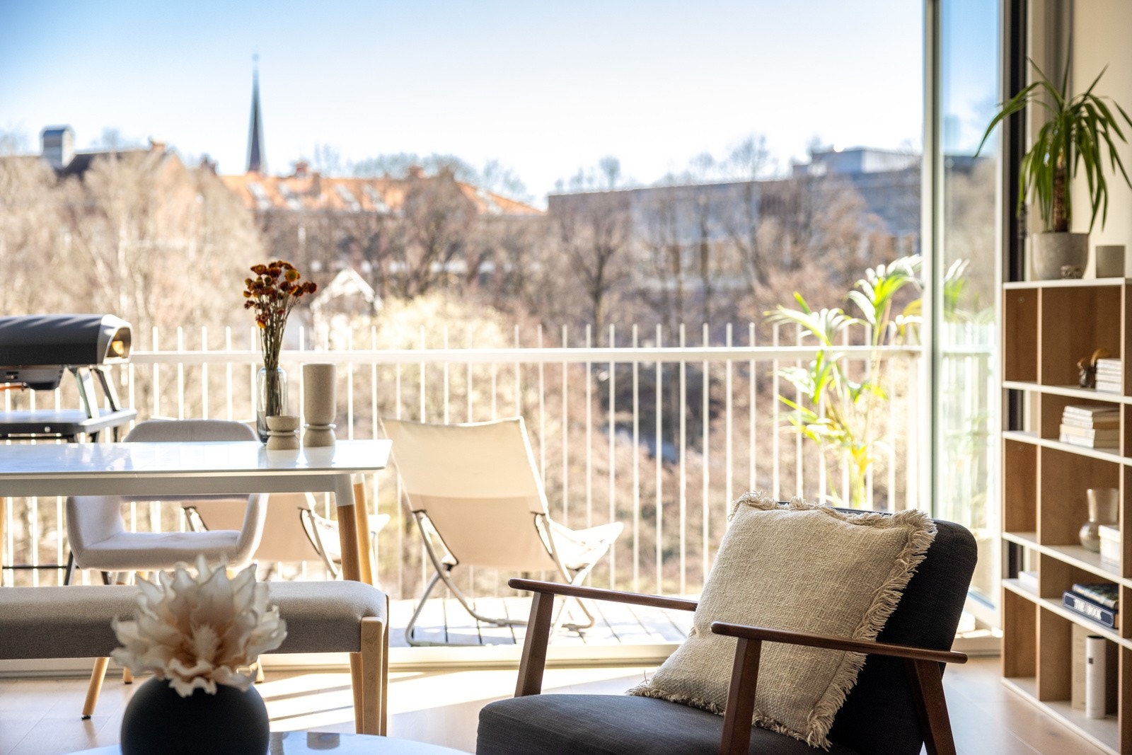 Videre er det tilgang til en herlig østvendt balkong på 7 kvm, som gir et ekstra rom utendørs. Galleribilde