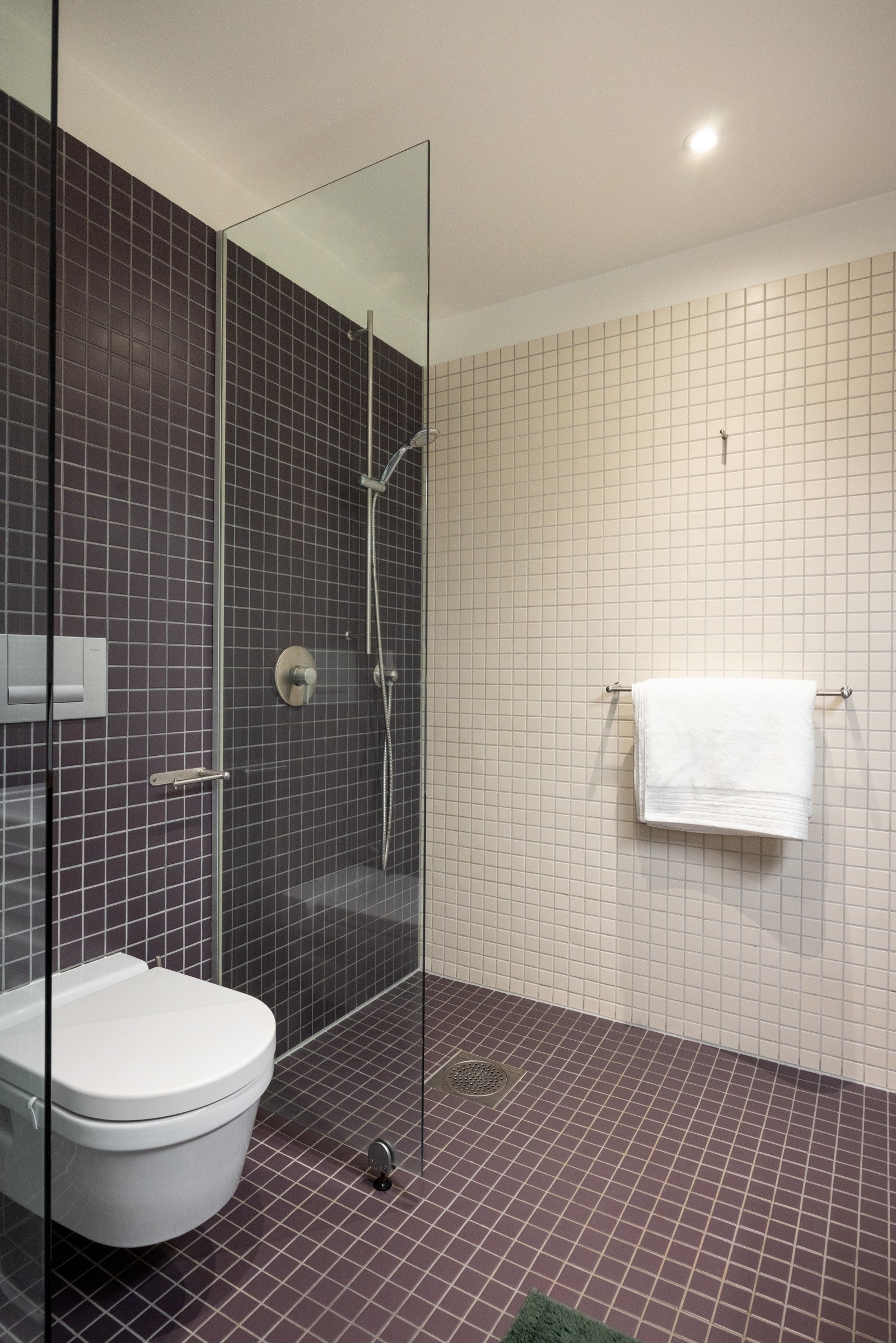 Av sanitærutstyr har badet veggmontert toalett, dusjnisje, vask og opplegg for vaskemaskin. Galleribilde