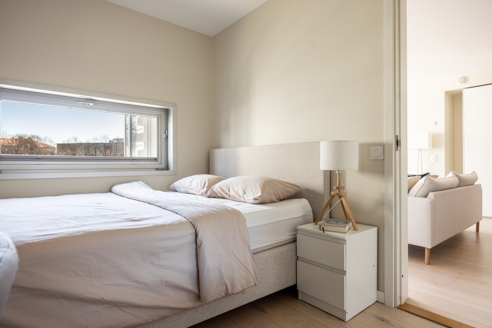 Boligens hovedsoverom er av svært god størrelse. Galleribilde