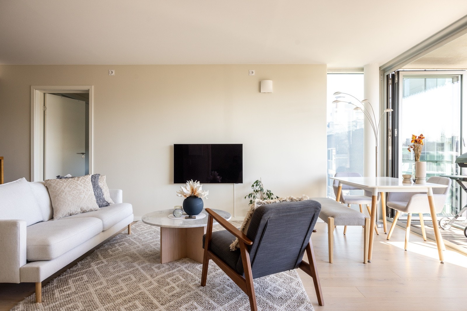 Det første som fanger oppmerksomheten, er de store vinduene som sikrer rikelig med lys og luft i rommet. Galleribilde