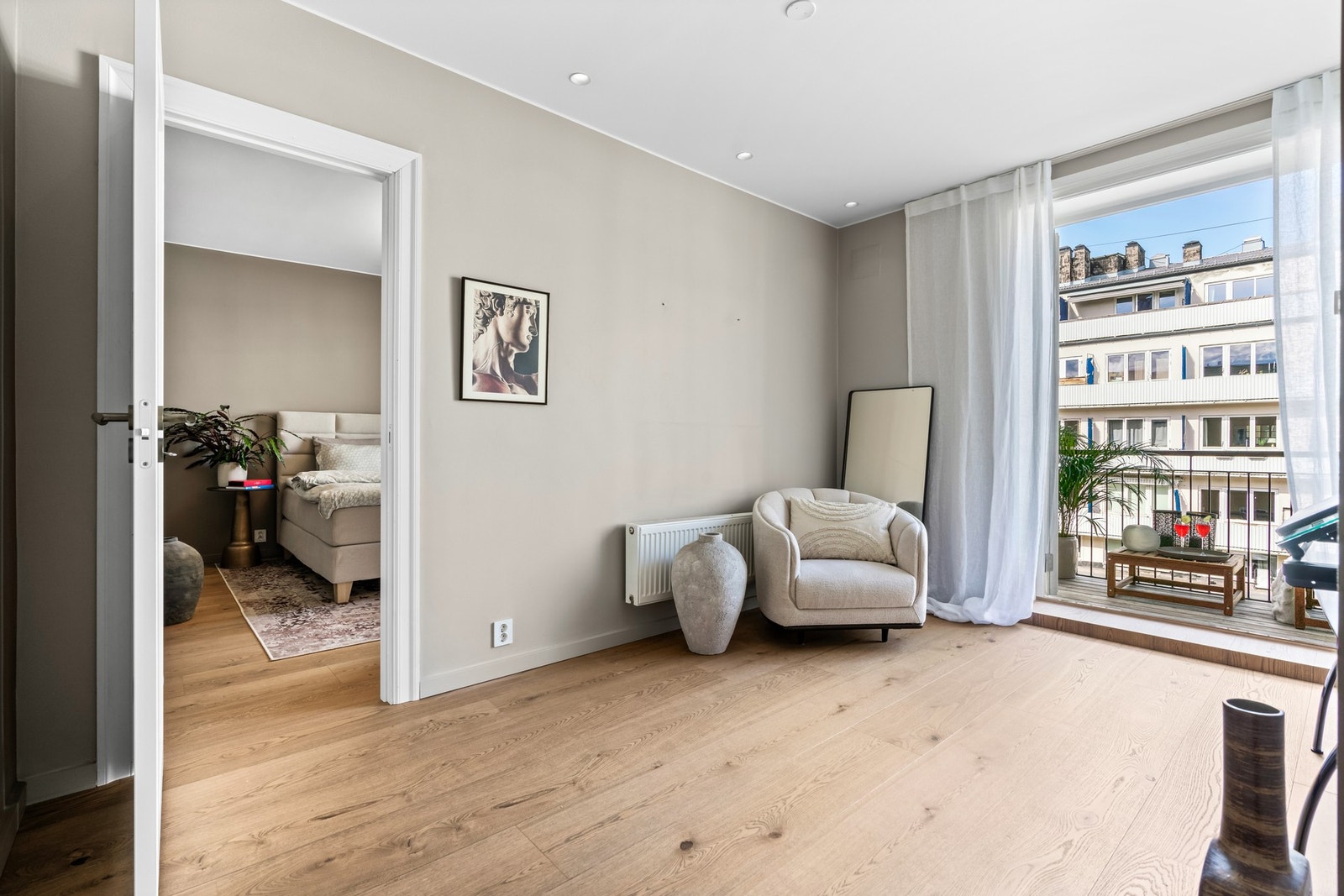 Lyset strømmer inn via en tofløyet glassdør og herfra er det utgang til den andre balkongen. Galleribilde