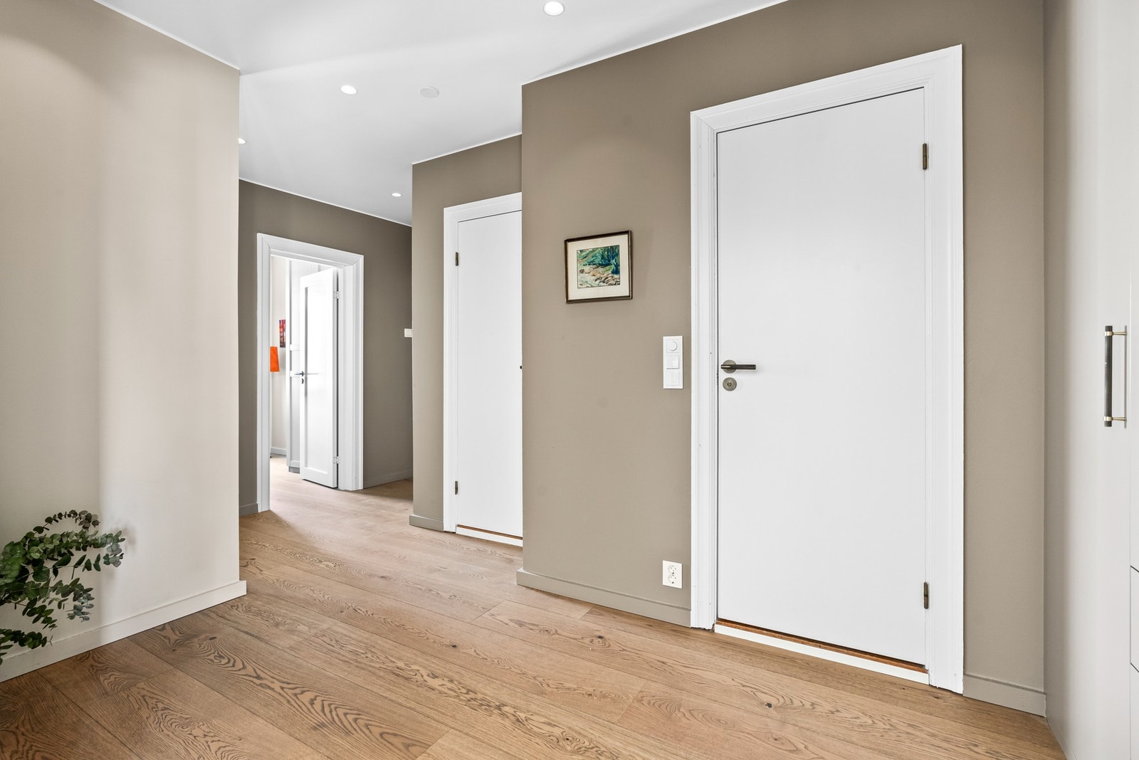 Velkommen inn i en flott leilighet med fleksibel planløsning, god standard og etterspurt beliggenhet. Galleribilde