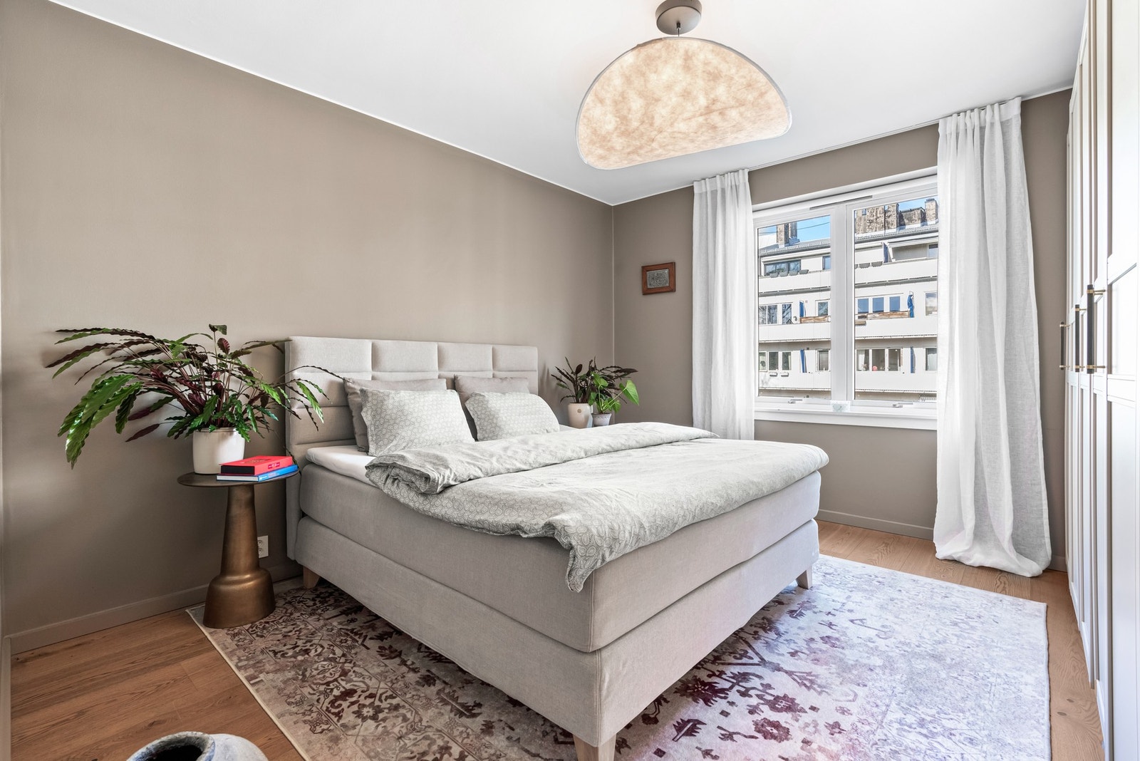 Her er det god plass til å innrede med stor dobbeltseng og nattbord. Rommet har fint lysinnslipp fra store vindusflater Galleribilde