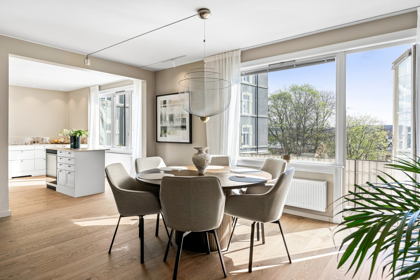 Under renoveringen ble gulvene avrettet og det ble lagt et herdet eikegulv av typen EcoWood fra Halvor Bakke. Galleribilde