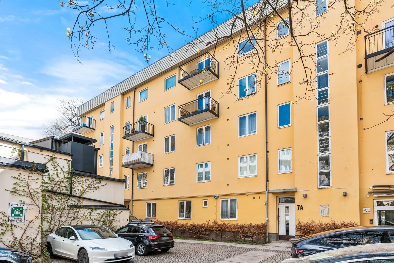 Sameiet disponerer totalt 7 parkeringsplasser som leies ut etter venteliste. Det finnes også muligheter for privat leie av både p-plass og garasjeplass i nærheten. Galleribilde