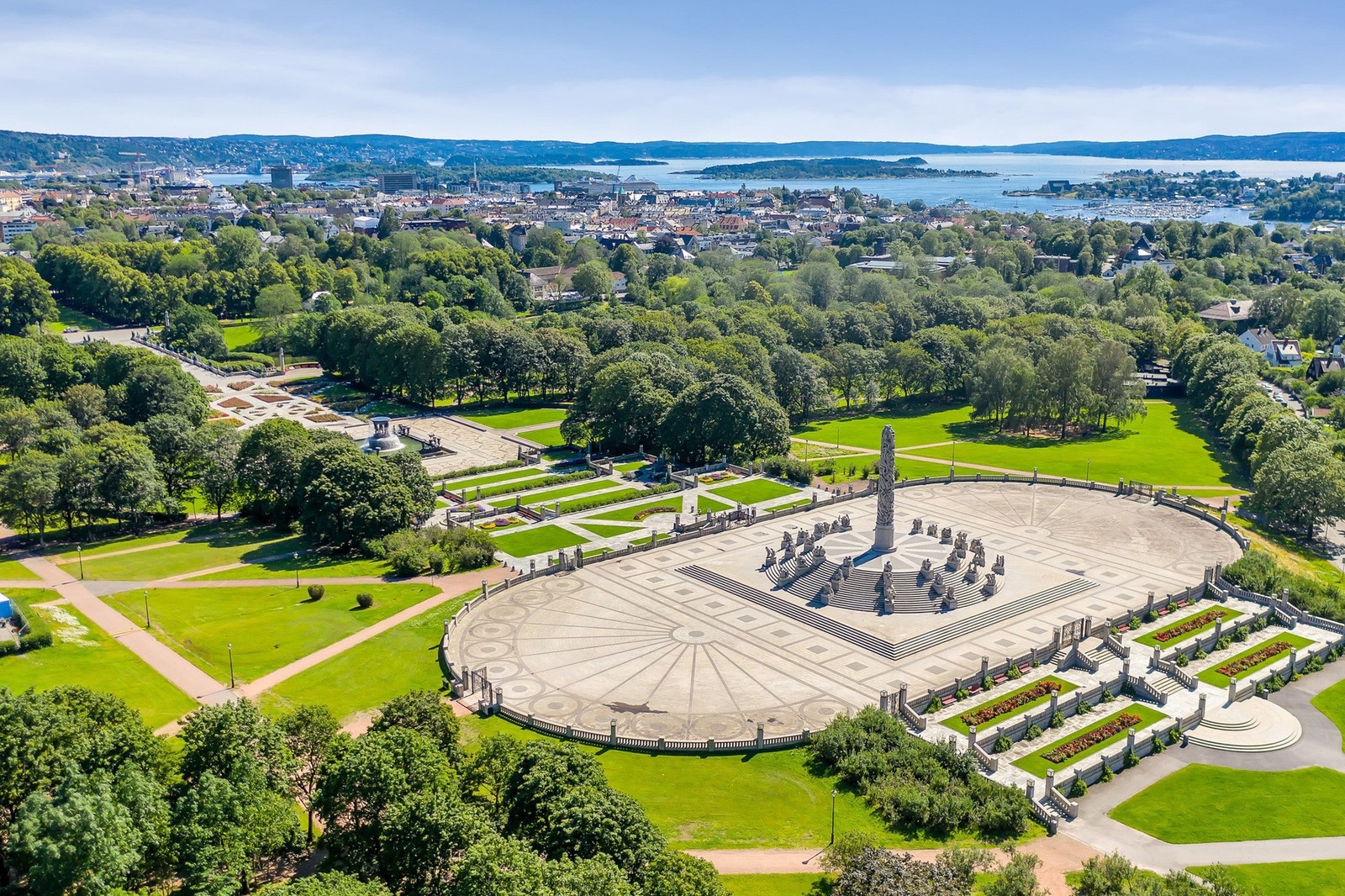 Fra leiligheten er det kun en spasertur til fantastiske Frognerparken, med populære Frognerbadet, Frogner stadion og skulpturanlegget Vigelandsparken. Galleribilde