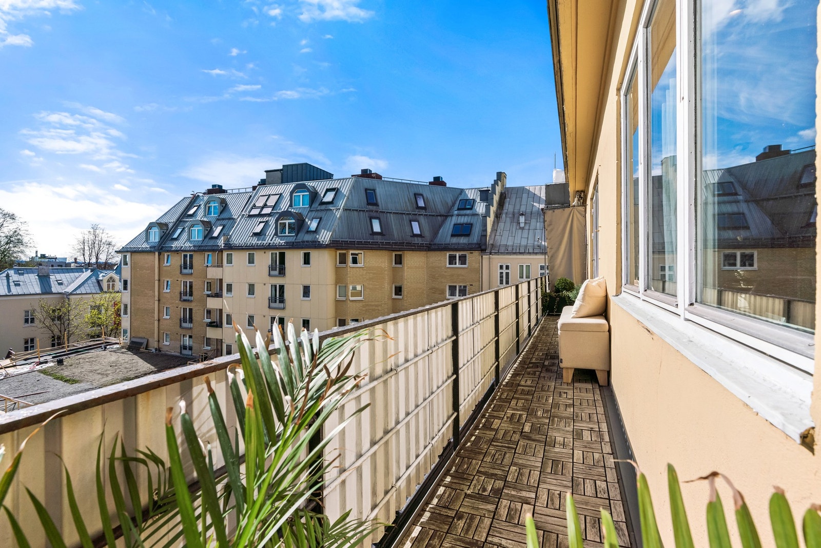 Fra stuen er det utgang til en sydøstvendt balkong på ca. 9 kvm. Til tross for en supertsentral beliggenhet, ligger uteplassen skjermet fra Bogstadveien i et indre gårdsrom. Galleribilde