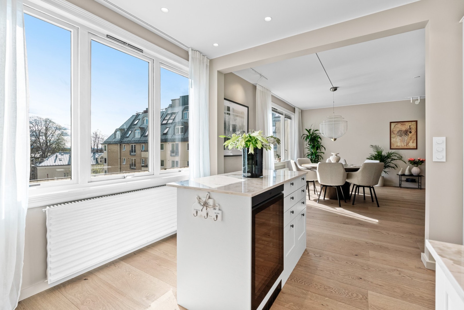 Kjøkkenøyen er et fint samlingspunkt med skuffer og vinskap, perfekt til måltider og gode samtaler mens middagen tilberedes. Galleribilde