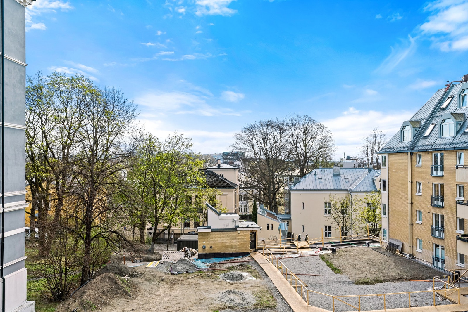 Fra balkongen er det herlig utsyn. Område i front av leiligheten bygges i disse dager om. Området vil forskjønnes med bl.a. nye grøntarealer. Galleribilde