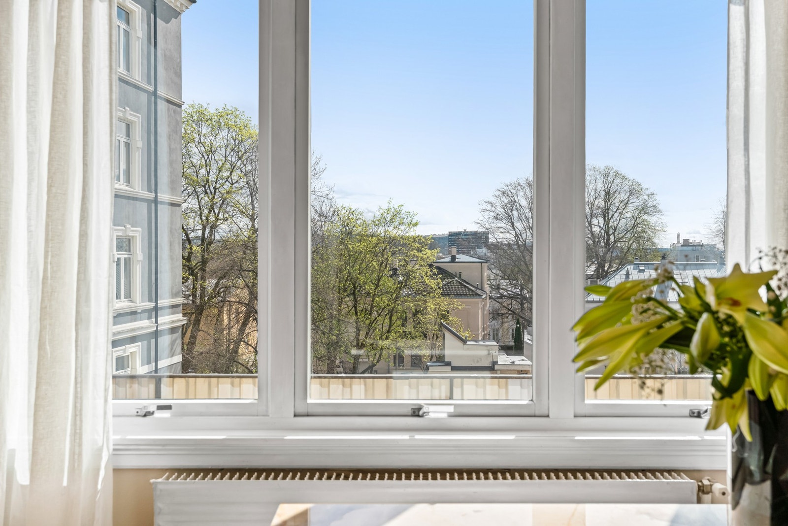 Fra kjøkkenet er det herlig utsyn mot sydøst. De store vindusflatene gir godt med naturlig lysinnslipp. Galleribilde