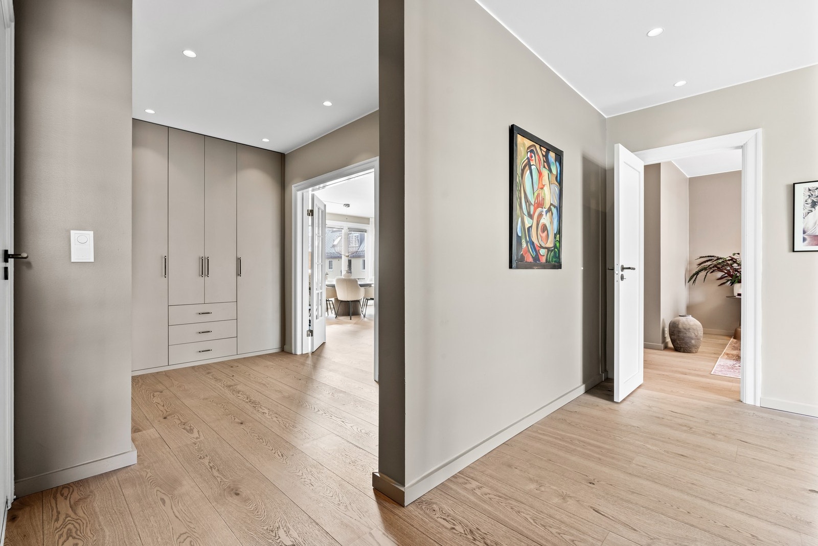 Gangen har en også en stor, måltilpasset garderobe for lagring, og ekstra lagringsplass finnes i en disponibel kjellerbod. Galleribilde