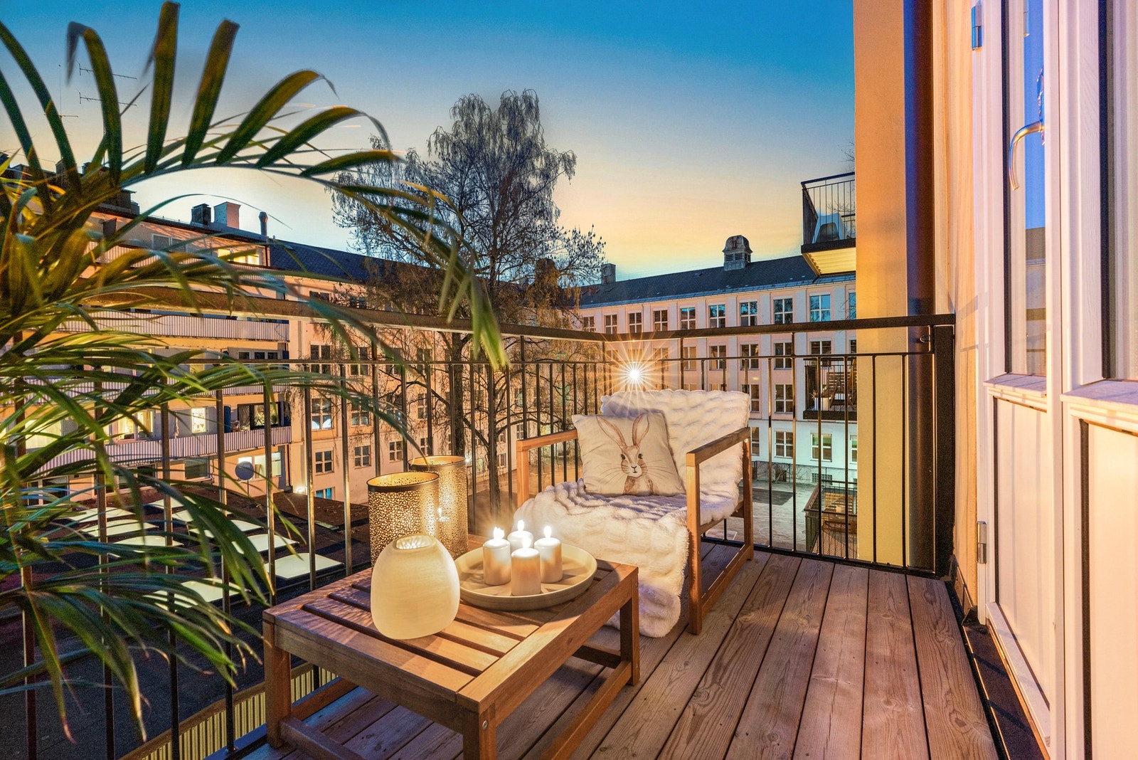 Her er det plass til å innrede med f.eks. sittegruppe og grill. Det er tillatt å grille med gass- og elektrisk grill. Galleribilde