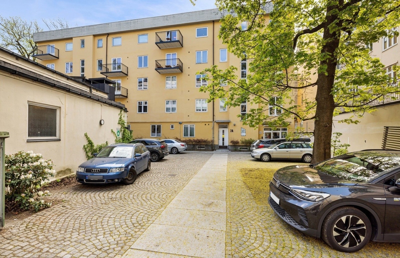 Det er treningssenter i bakgården, og selv om leiligheten har adresse Bogstadveien, har bygget inngang fra Sporveisgata via et sjarmerende gårdsrom helt skjermet fra gatetrafikk/byliv. Galleribilde