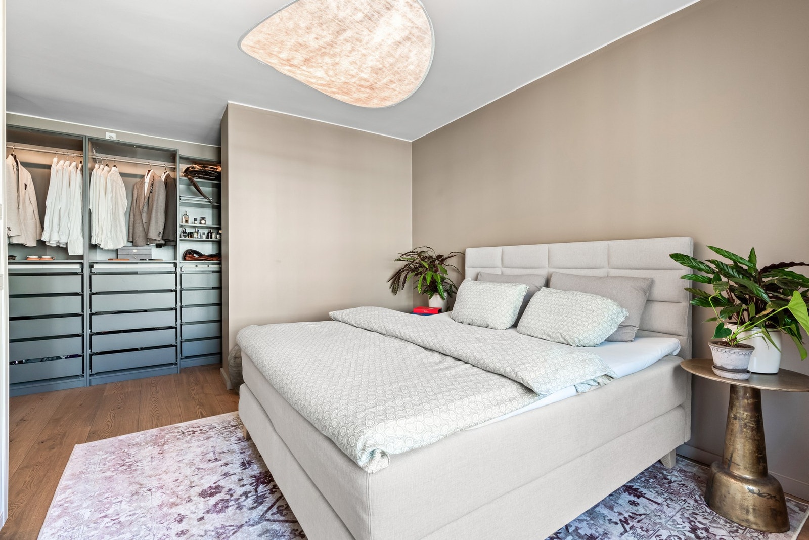 Her er det høyt under taket, og rommet har både et walk-in closet og et stort garderobeskap. Galleribilde