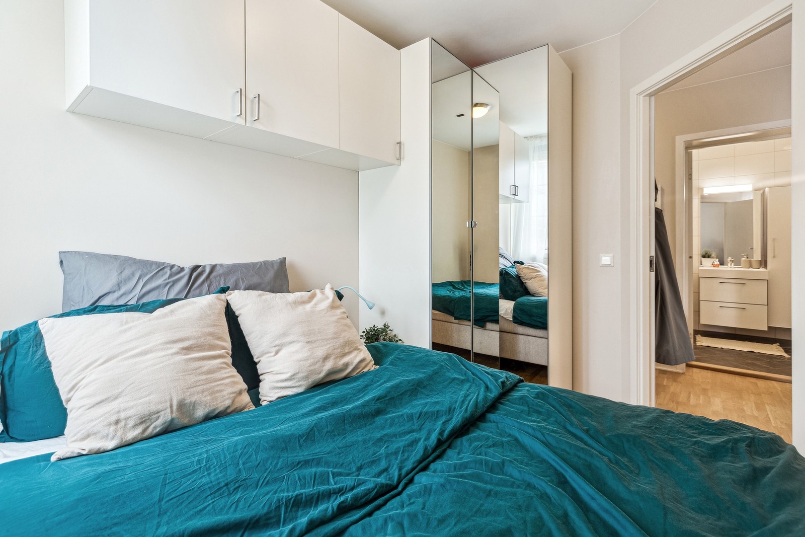 Innbydende soverom med plass til både dobbeltseng og tilhørende møblement. Galleribilde