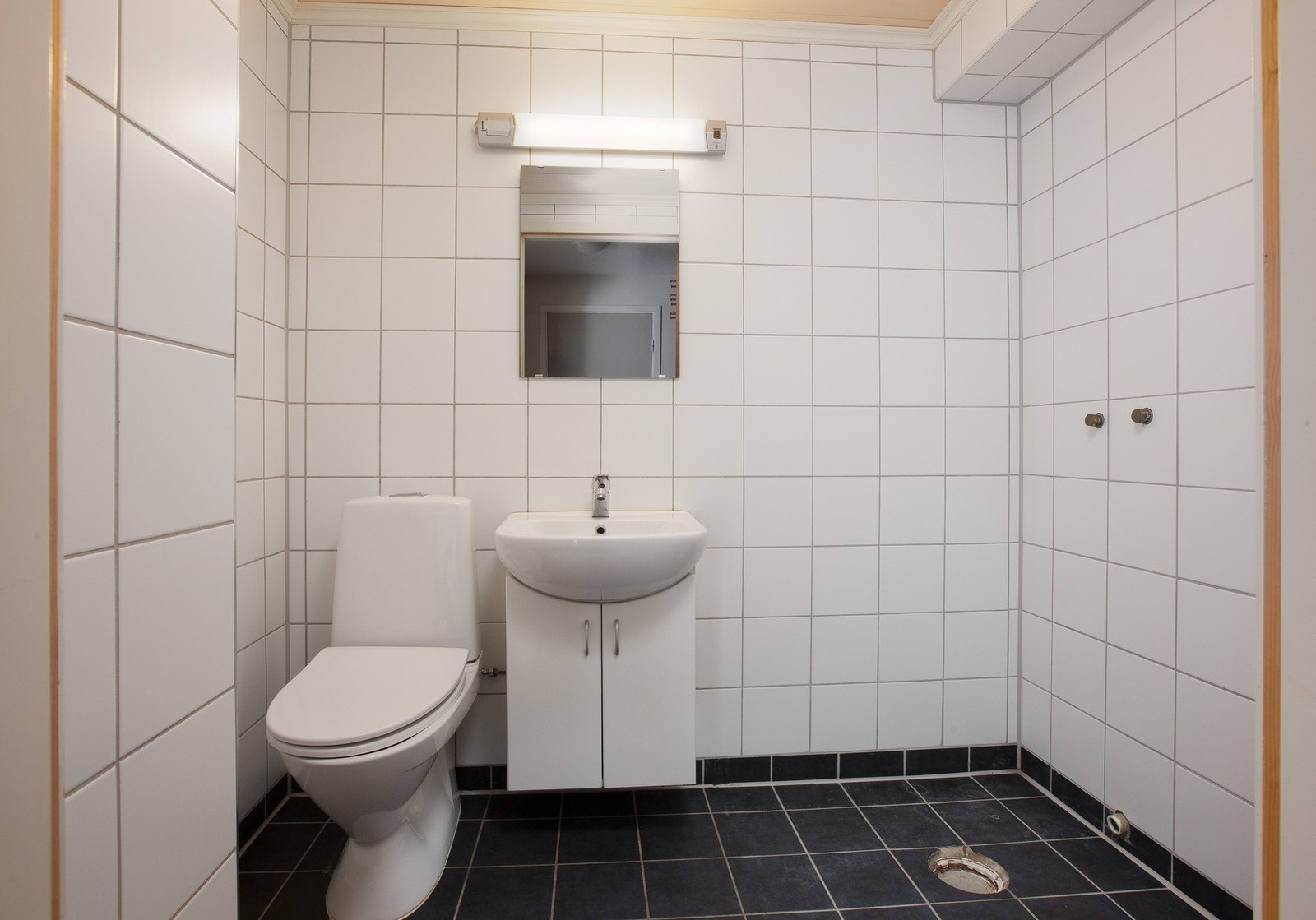 Badet er flislagt og har varmekabler i gulvet. Alder på badet er ukjent. Galleribilde