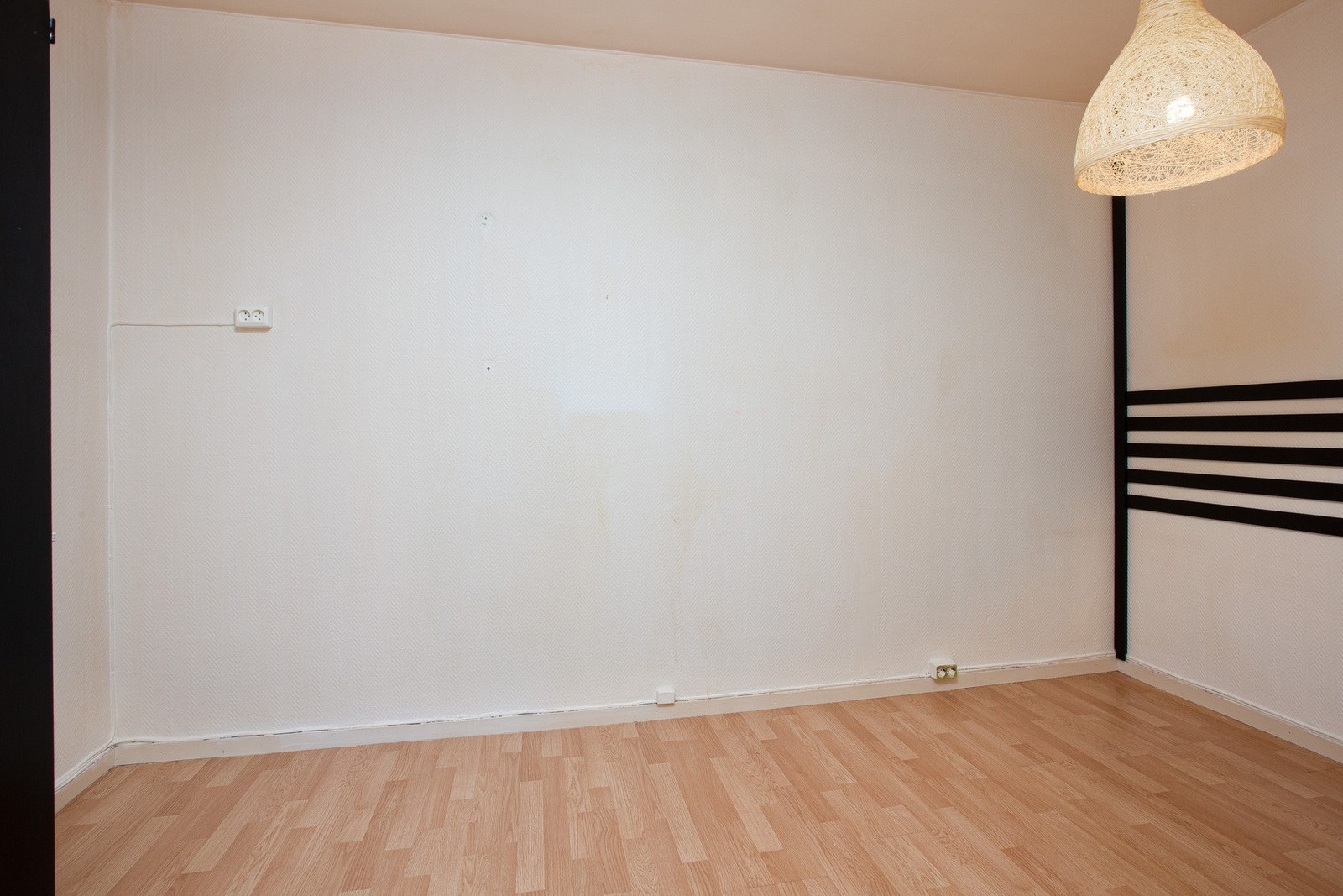 Innerst i stuen finner du en praktisk sovealkove, utstyrt med en stor skyvedørsgarderobe. Galleribilde