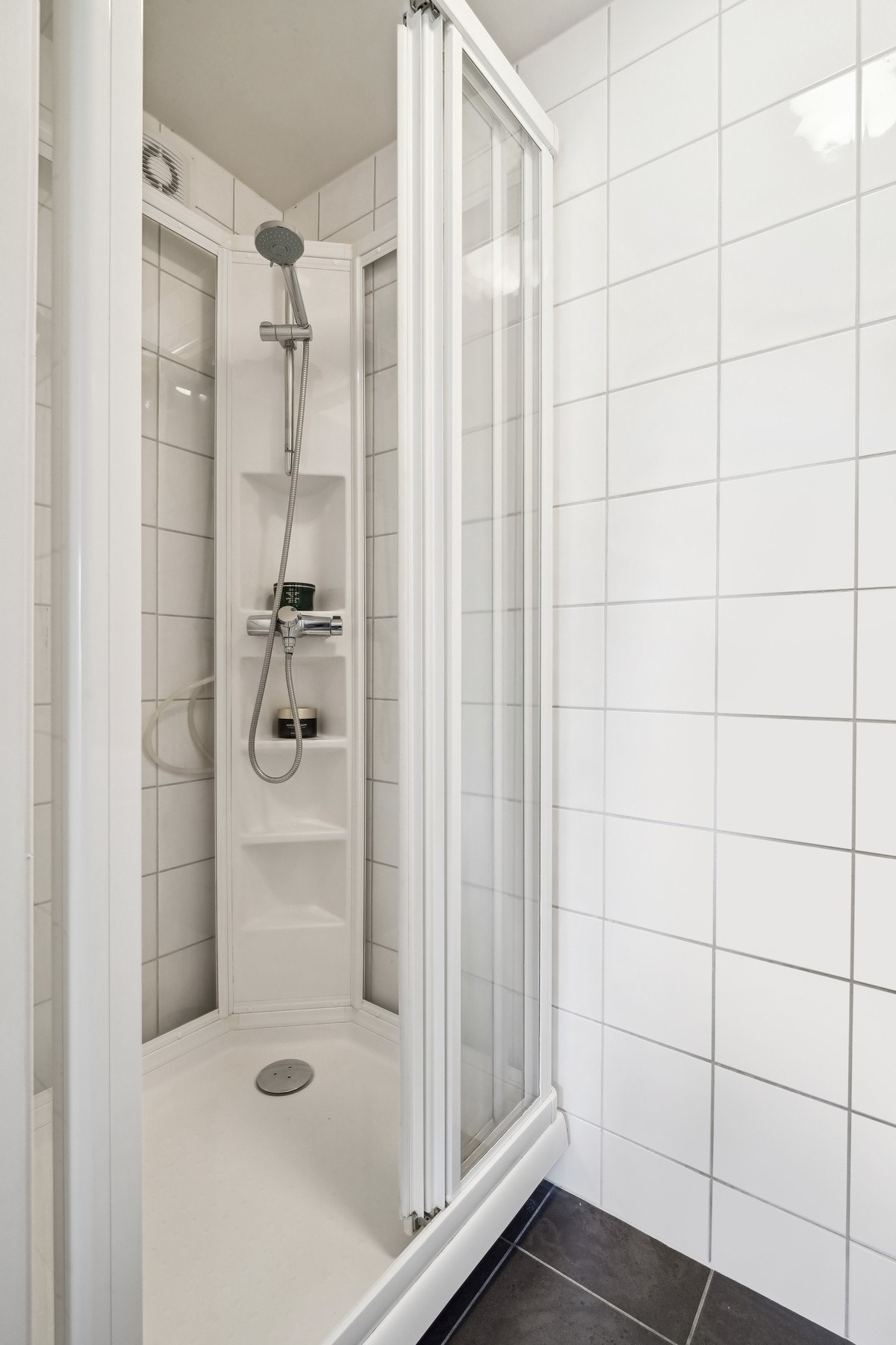 Innredet med dusjkabinett og opplegg for vaskemaskin. Galleribilde