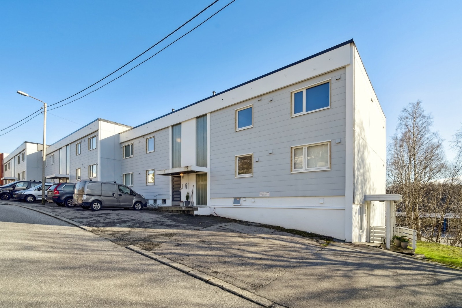 Mulighet for parkering på fellesareal på nordsiden. Galleribilde