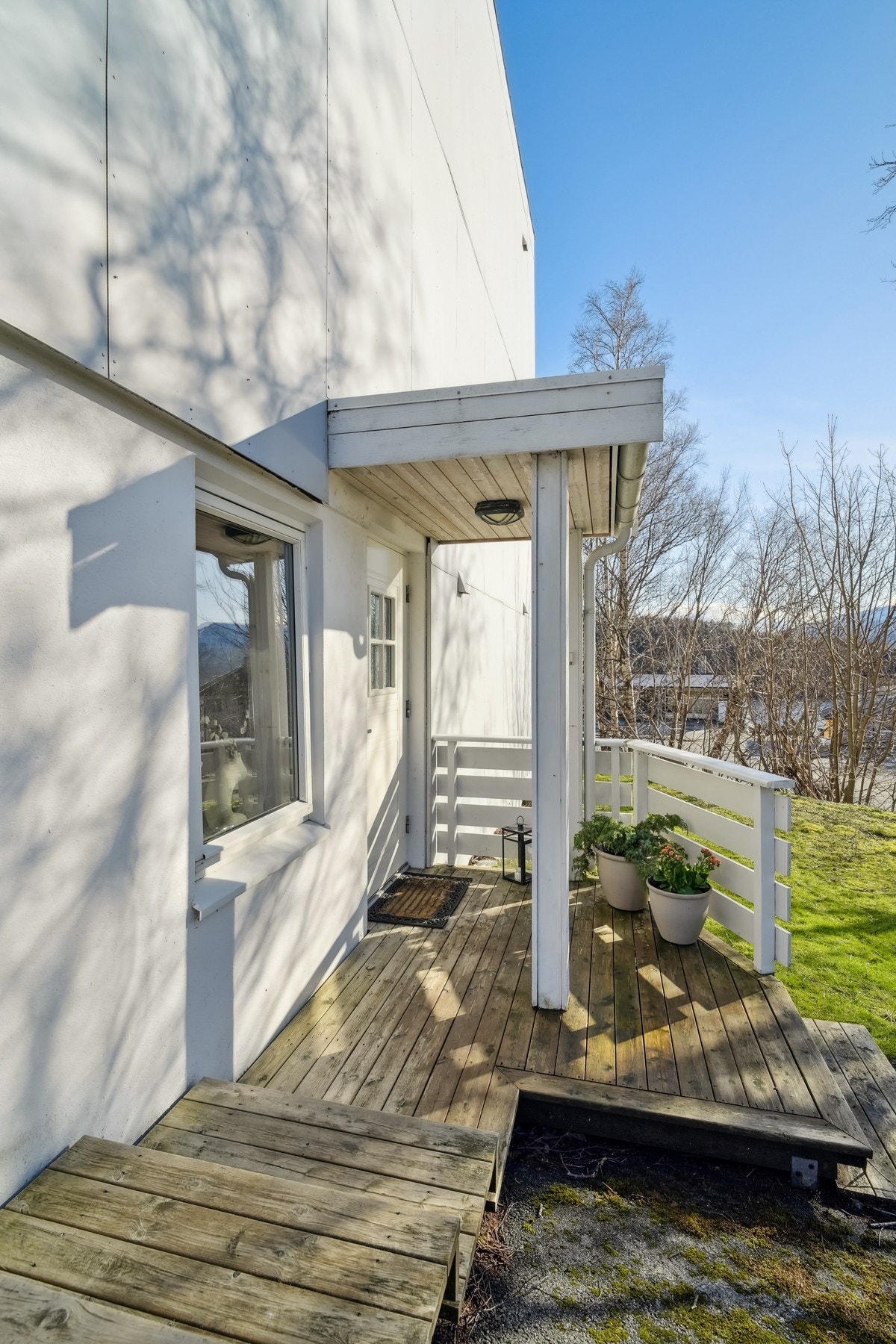 Leiligheten har eget inngangsparti med overbygg og terrasse. Belysning montert i overbygg. Galleribilde
