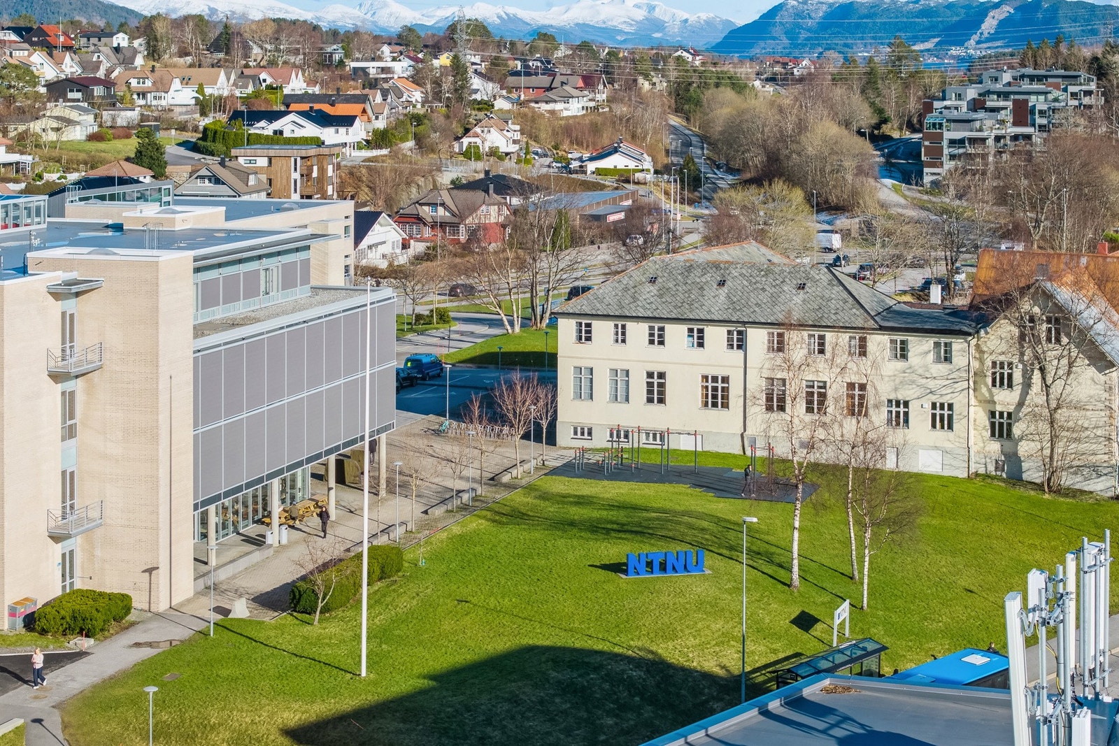 NTNU ligger i gåavstand med ca. 15 min fra leiligheten. Galleribilde