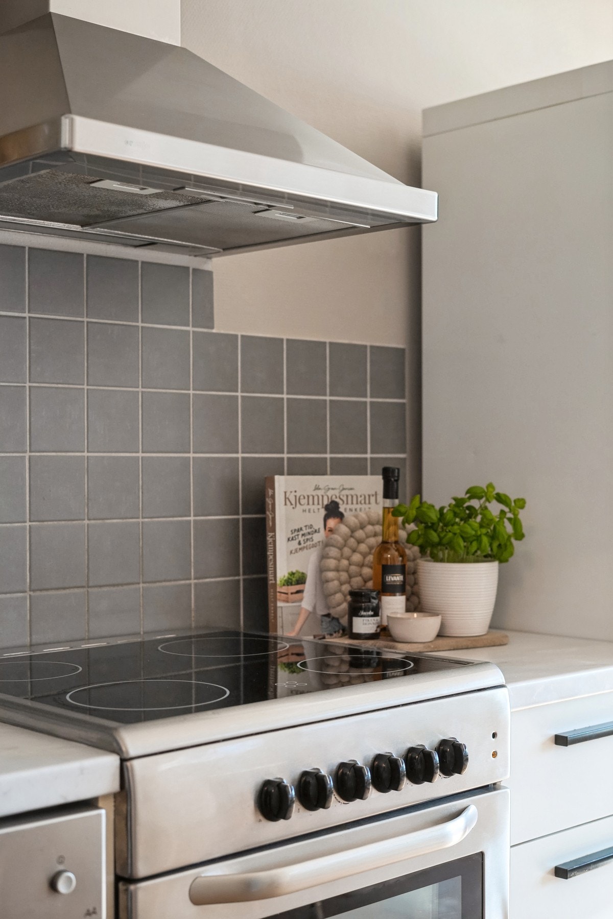Det er kjøkkenventilator med avtrekk ut. Galleribilde