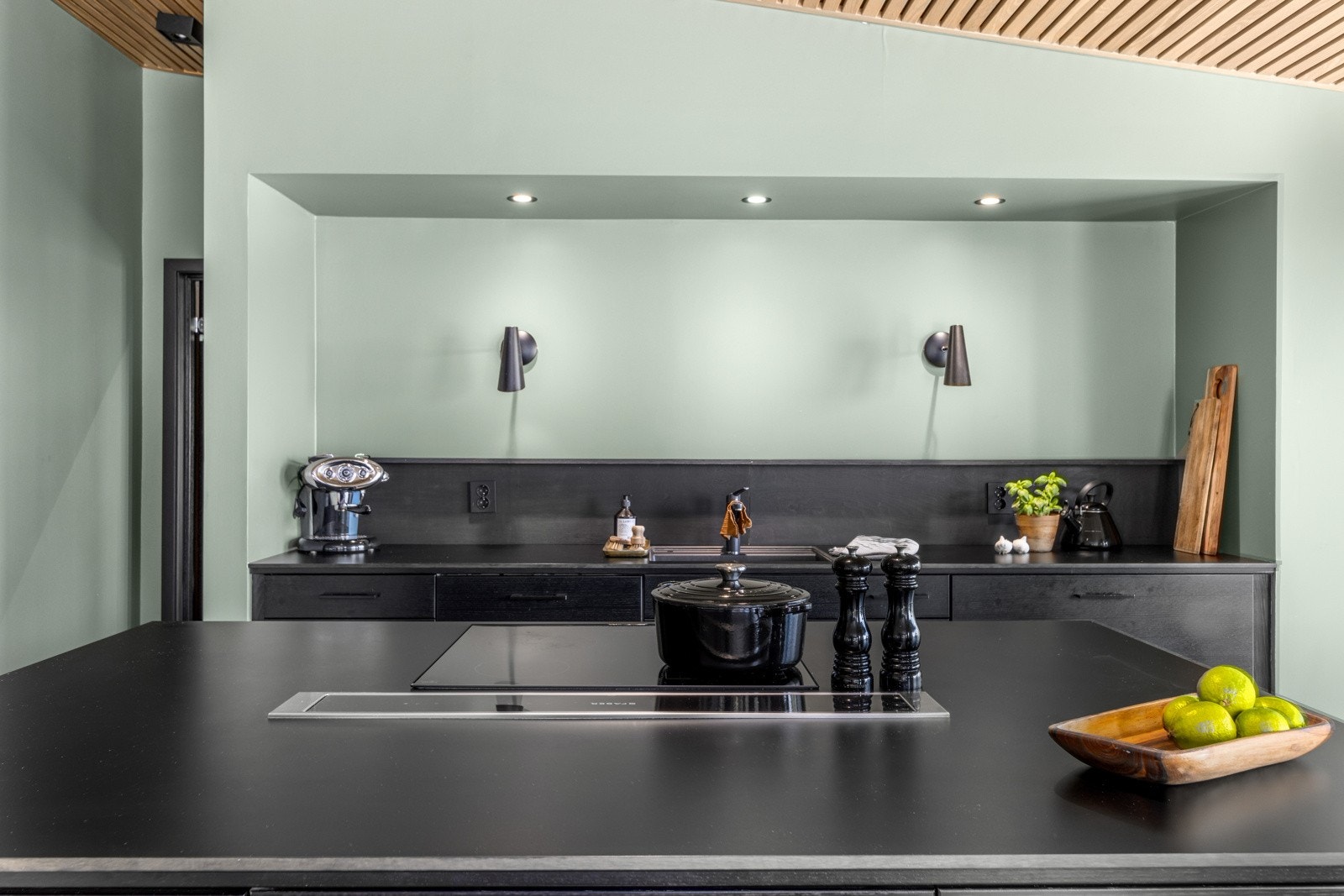 Moderne, mekanisk avtrekk integrert i kjøkkenøy Galleribilde