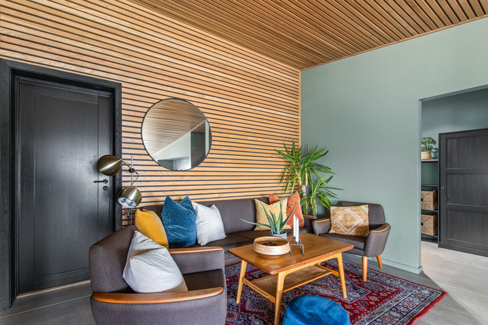 Innbydende og hyggelig sofakrok i hytta. Galleribilde