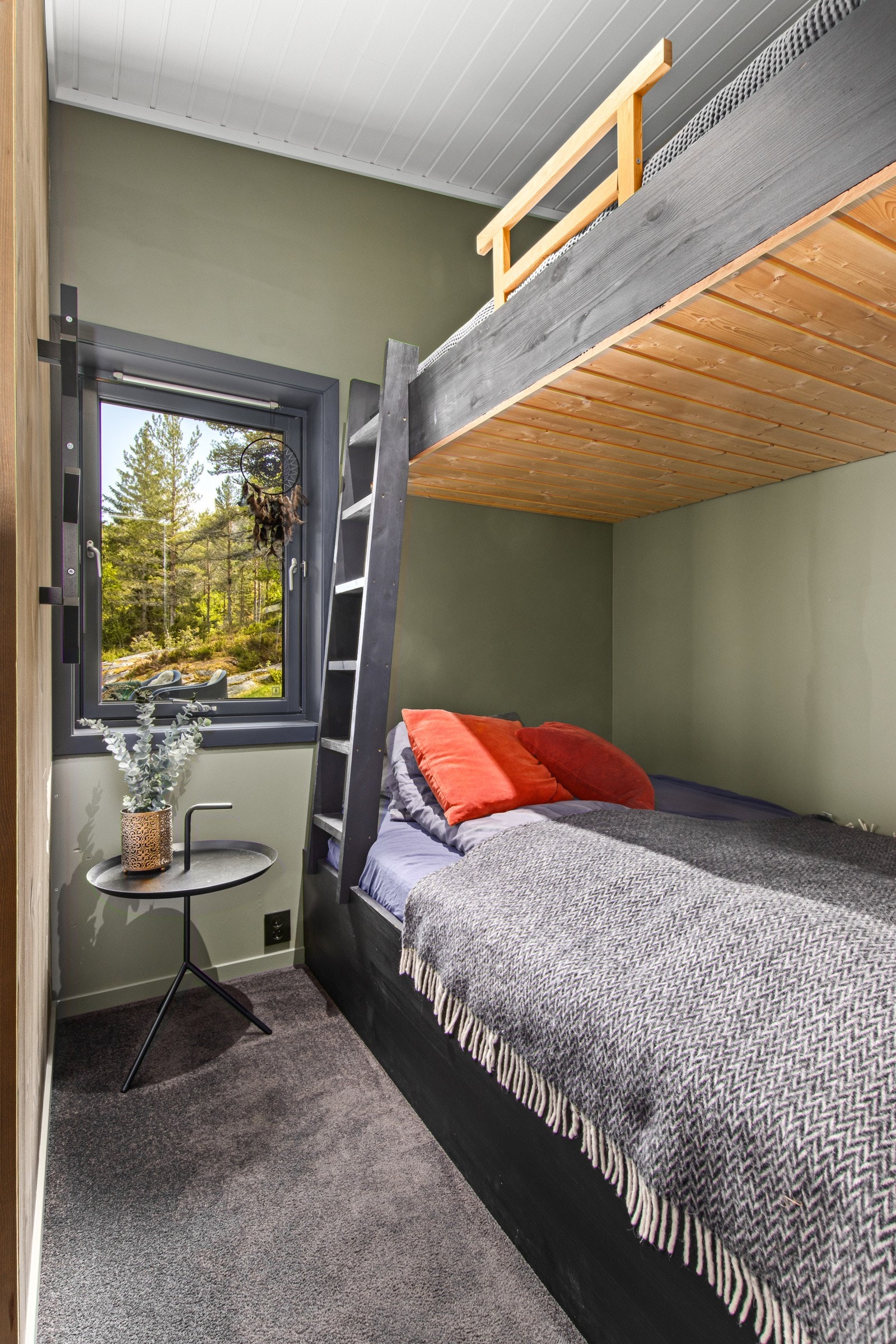 Det er 3 gode soverom i hytta. 2 av rommene med smarte køyesenger Galleribilde