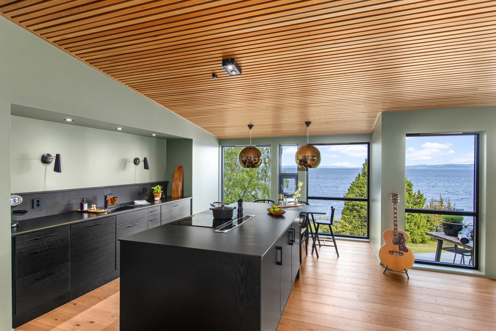 Kjøkkeninnredning i sortbeiset eik Galleribilde