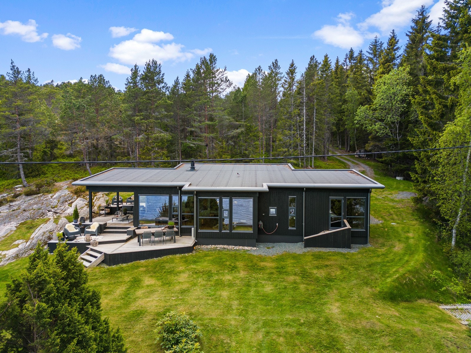 Store terrasser rundt store deler av hytta Galleribilde