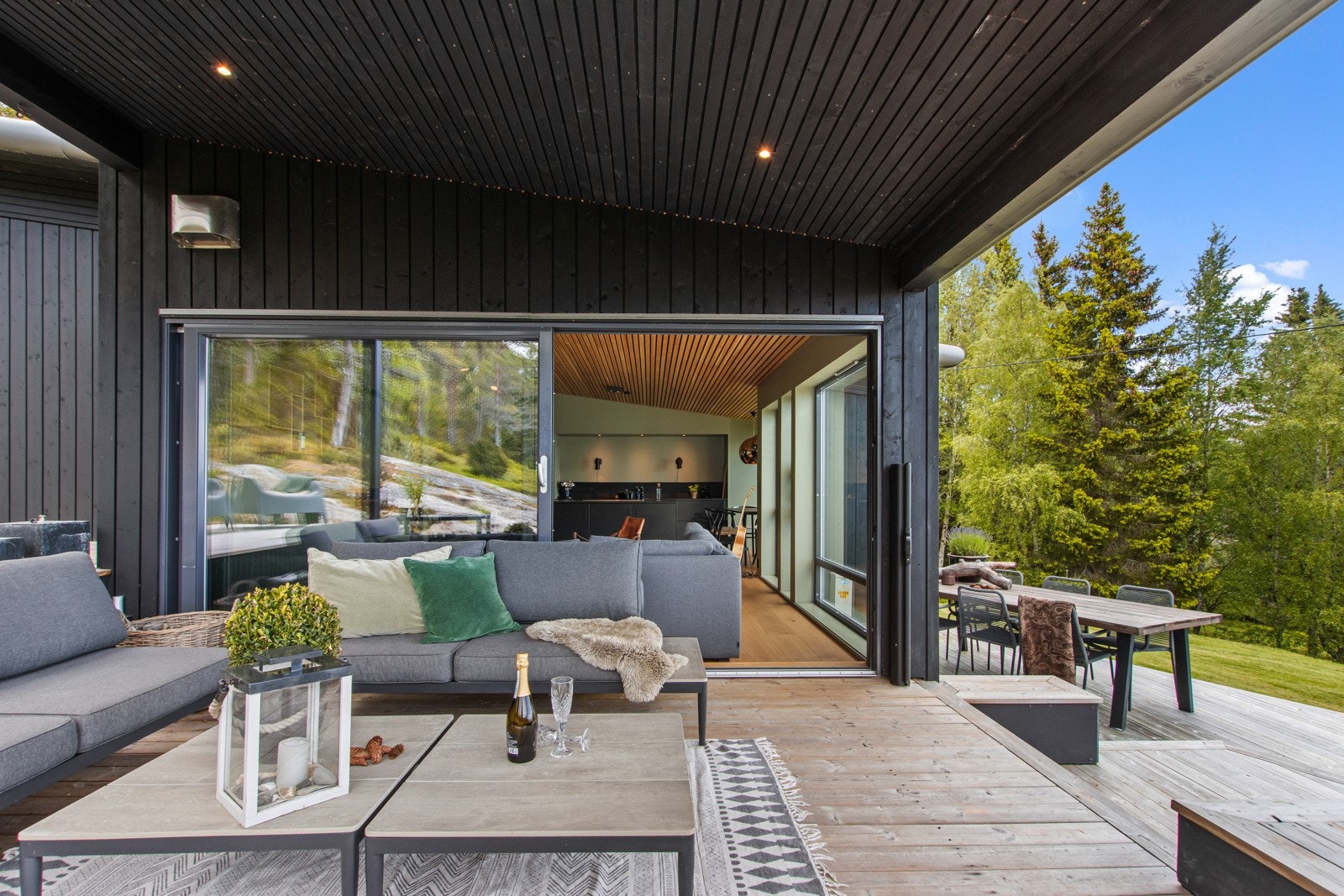 Stor overbygd terrasse med direkte utgang fra stuen Galleribilde