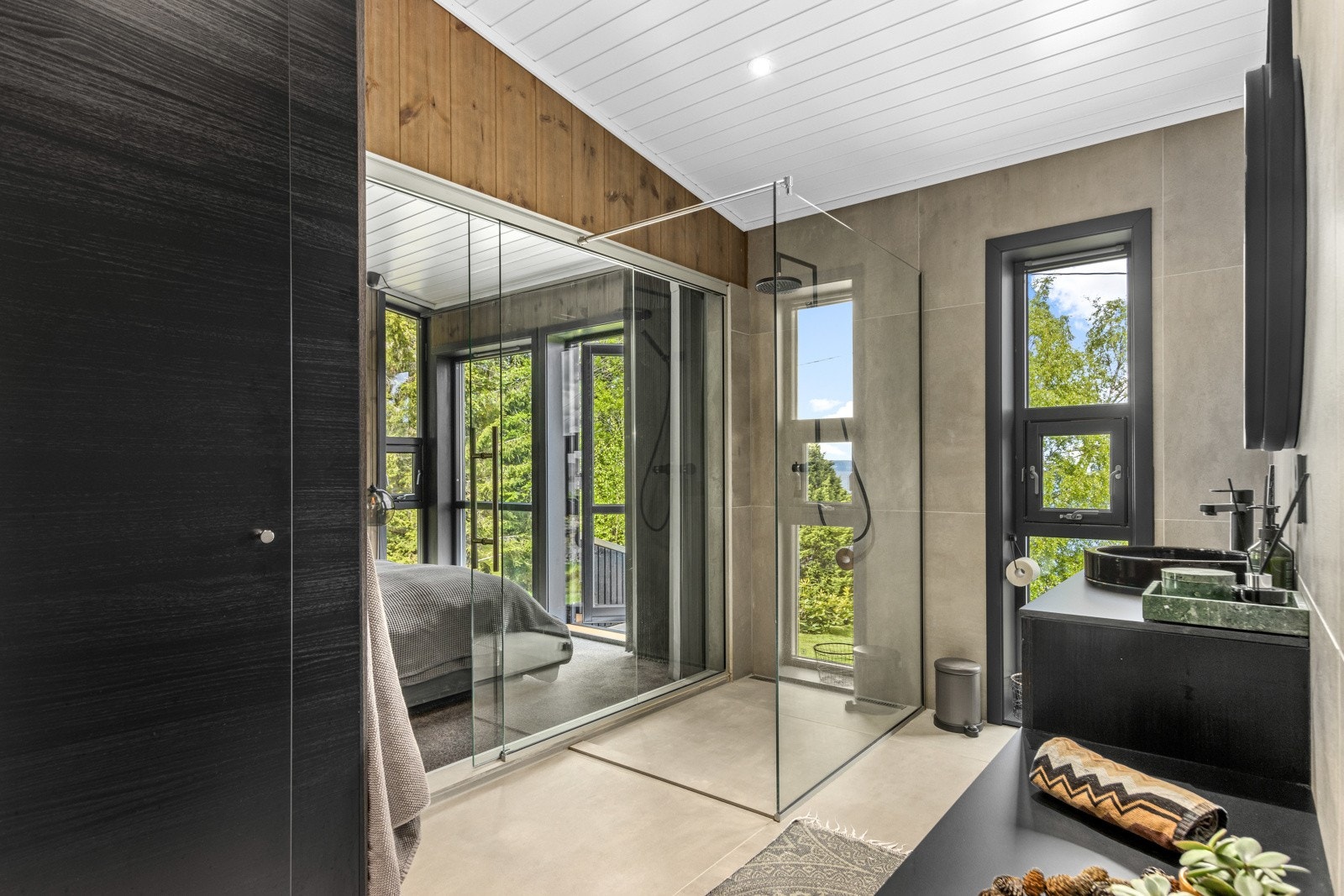 Lekre dealjer og garderobe i sortbeiset eik Galleribilde