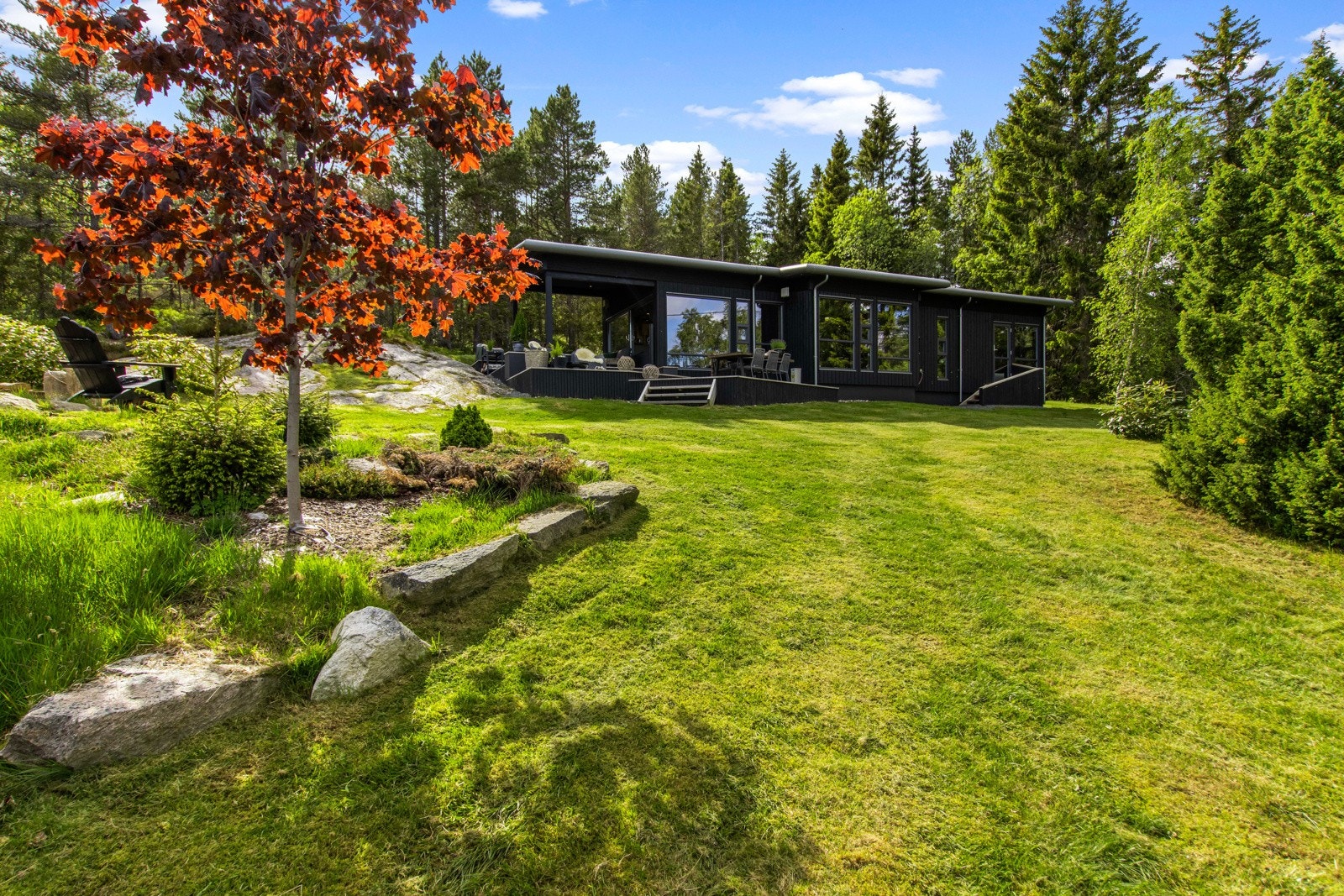 Meget flott opparbeidet tomt med plen og beplantning Galleribilde