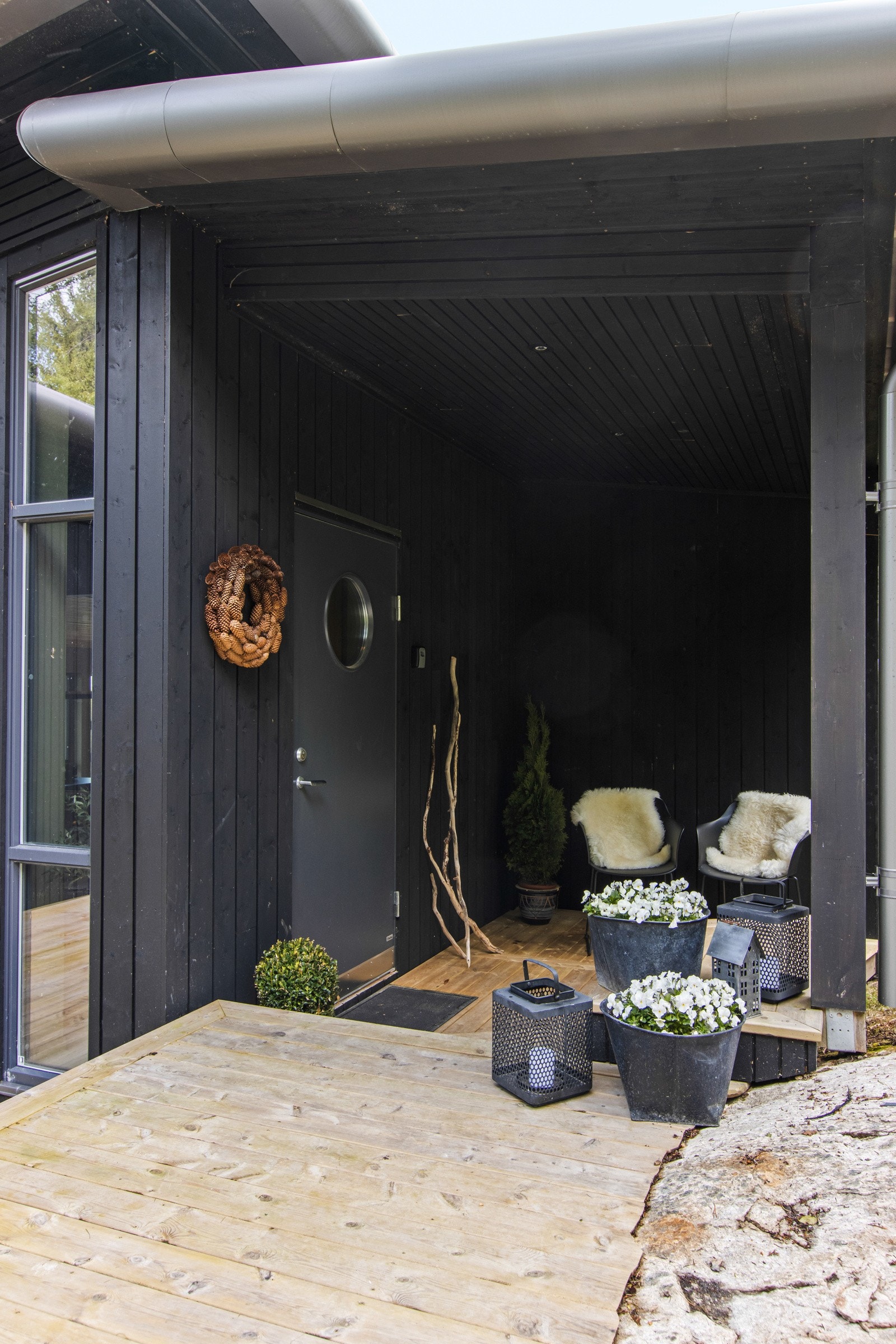 Du blir møtt med et innbydende og overbygd inngangsparti Galleribilde