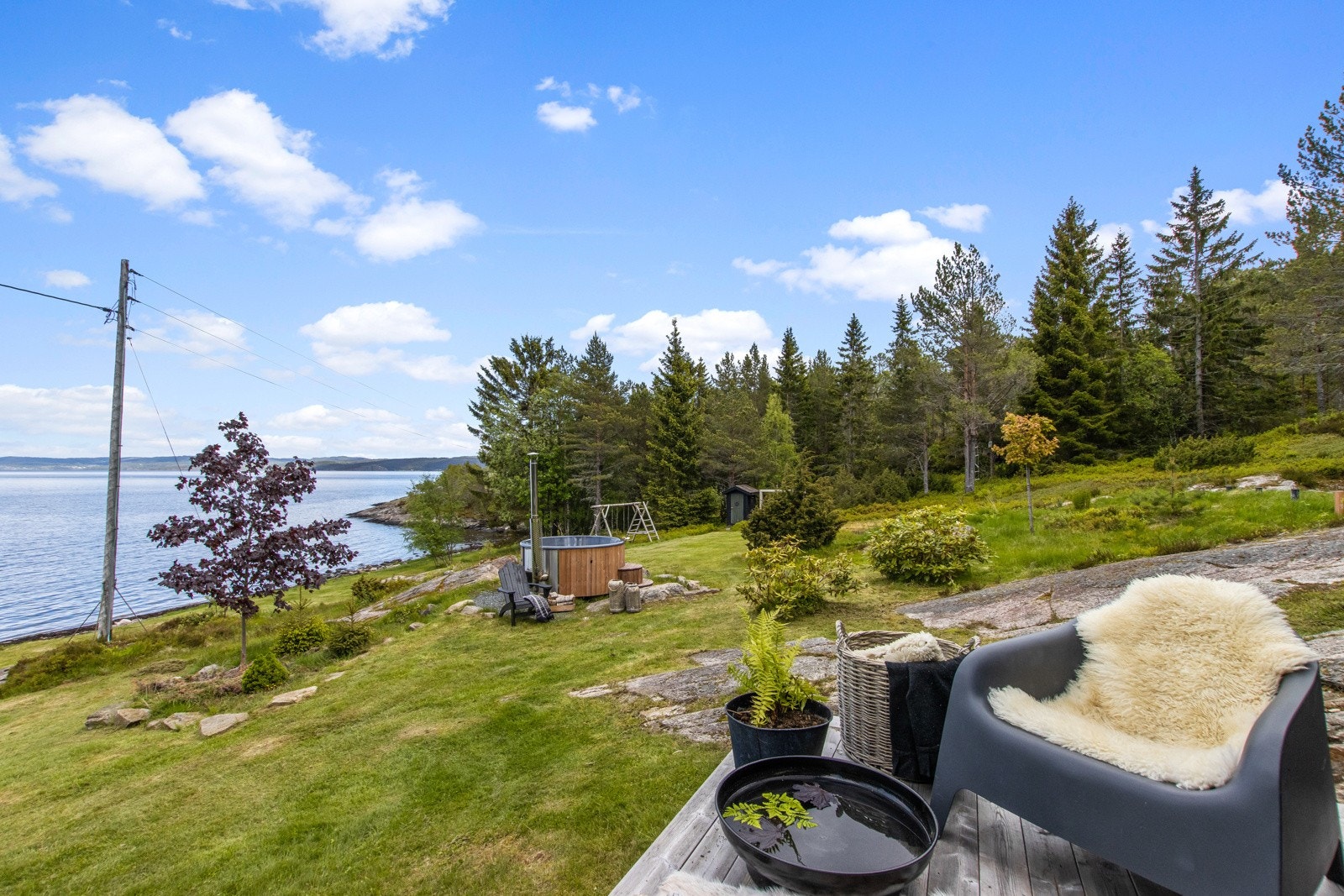 Den spektakulære beliggenheten kan ikke nevnes nok. Dette er idyll Galleribilde