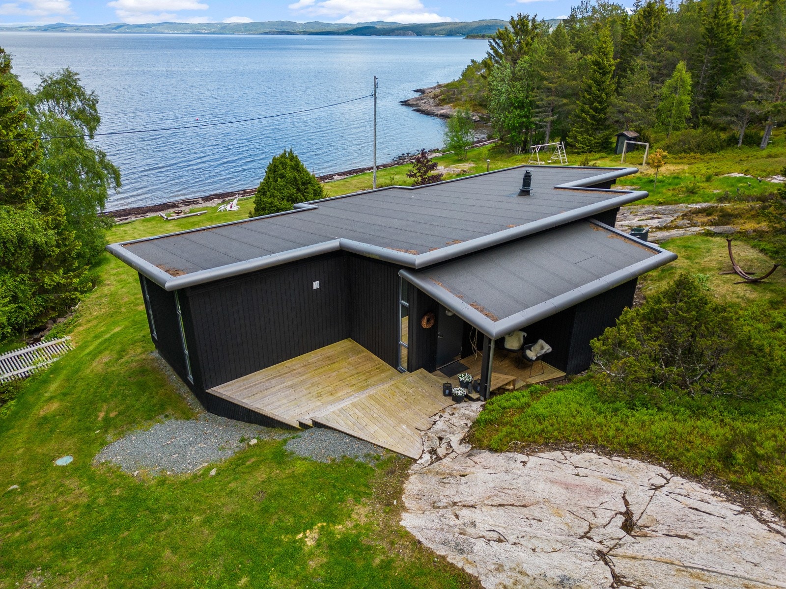 Dette er hva som møter deg når du entrer eiendommen fra parkeringen. Galleribilde