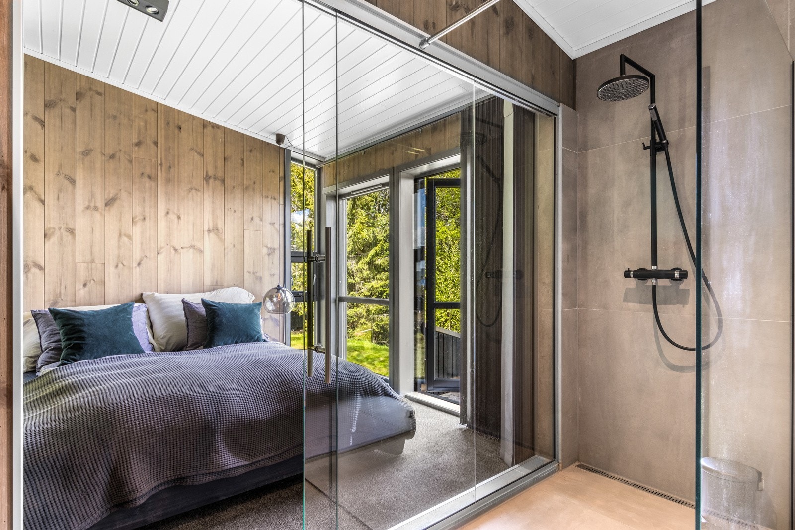 Moderne skyvedør i glass skiller hovedsoverom og bad Galleribilde