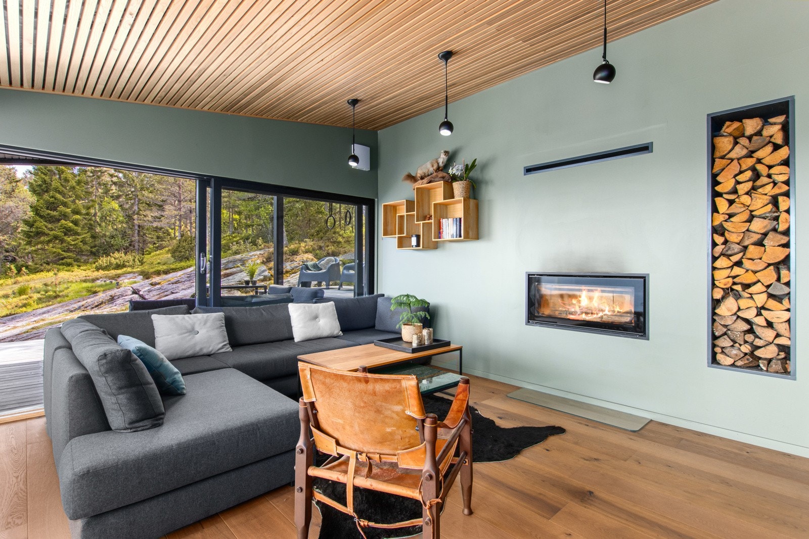 Innbydende peisovn med plassbygget oppbevaring til ved Galleribilde