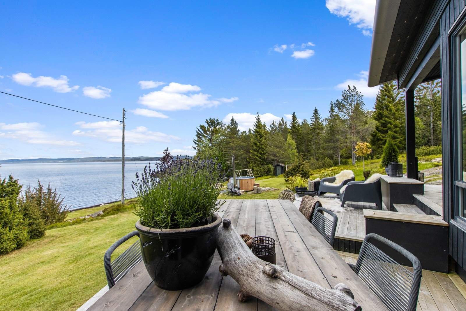 Eiendommen er flott opparbeidet og har svaberg, strand og frodig hage med mye boltreplass Galleribilde