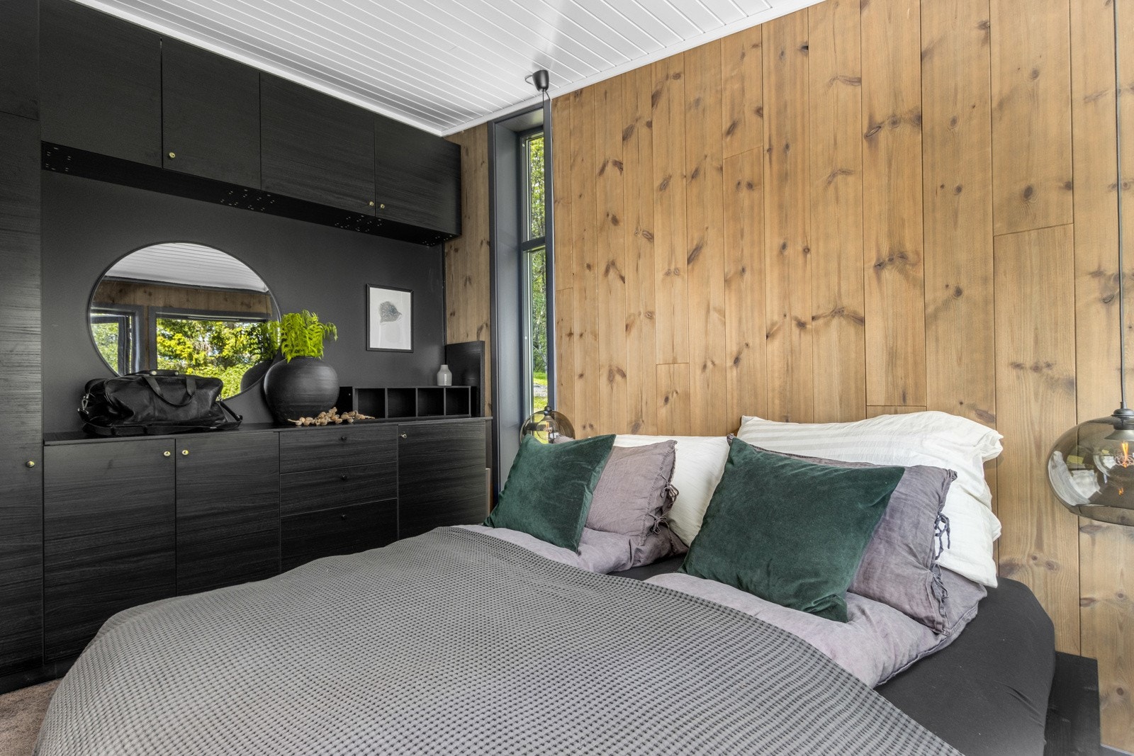 Praktisk plassbygget garderobeløsning på soverom Galleribilde