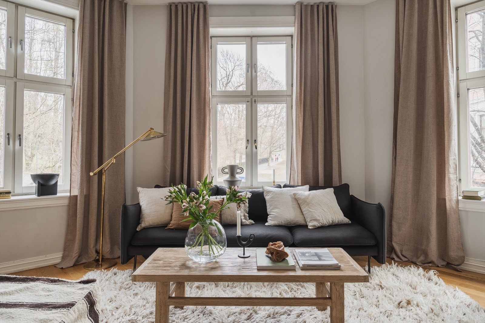 Nydelig stue med store klassiske bygårdsvinduer og god takhøyde. Galleribilde