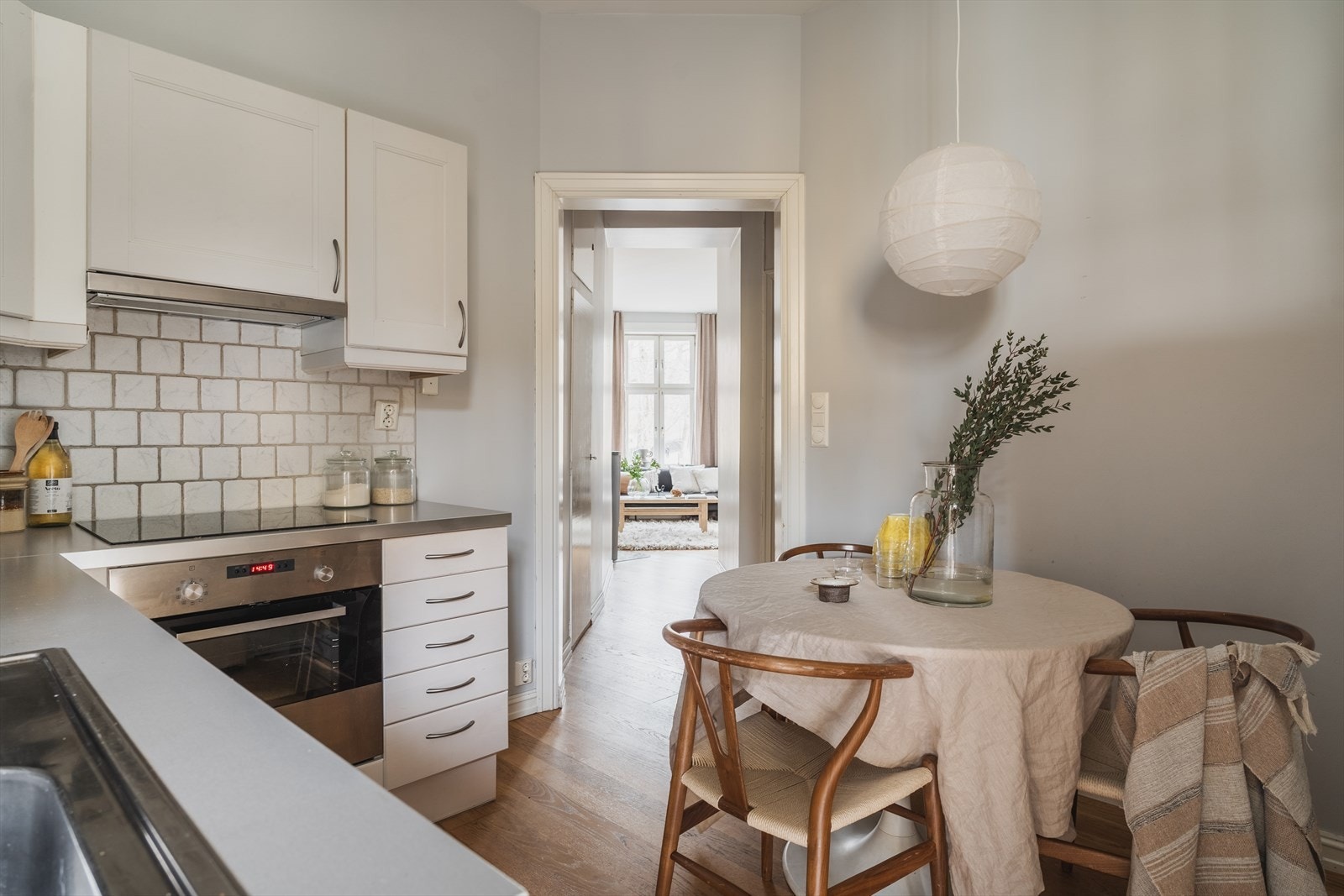 På kjøkkenet har man plass til et hyggelig spisebord. Galleribilde