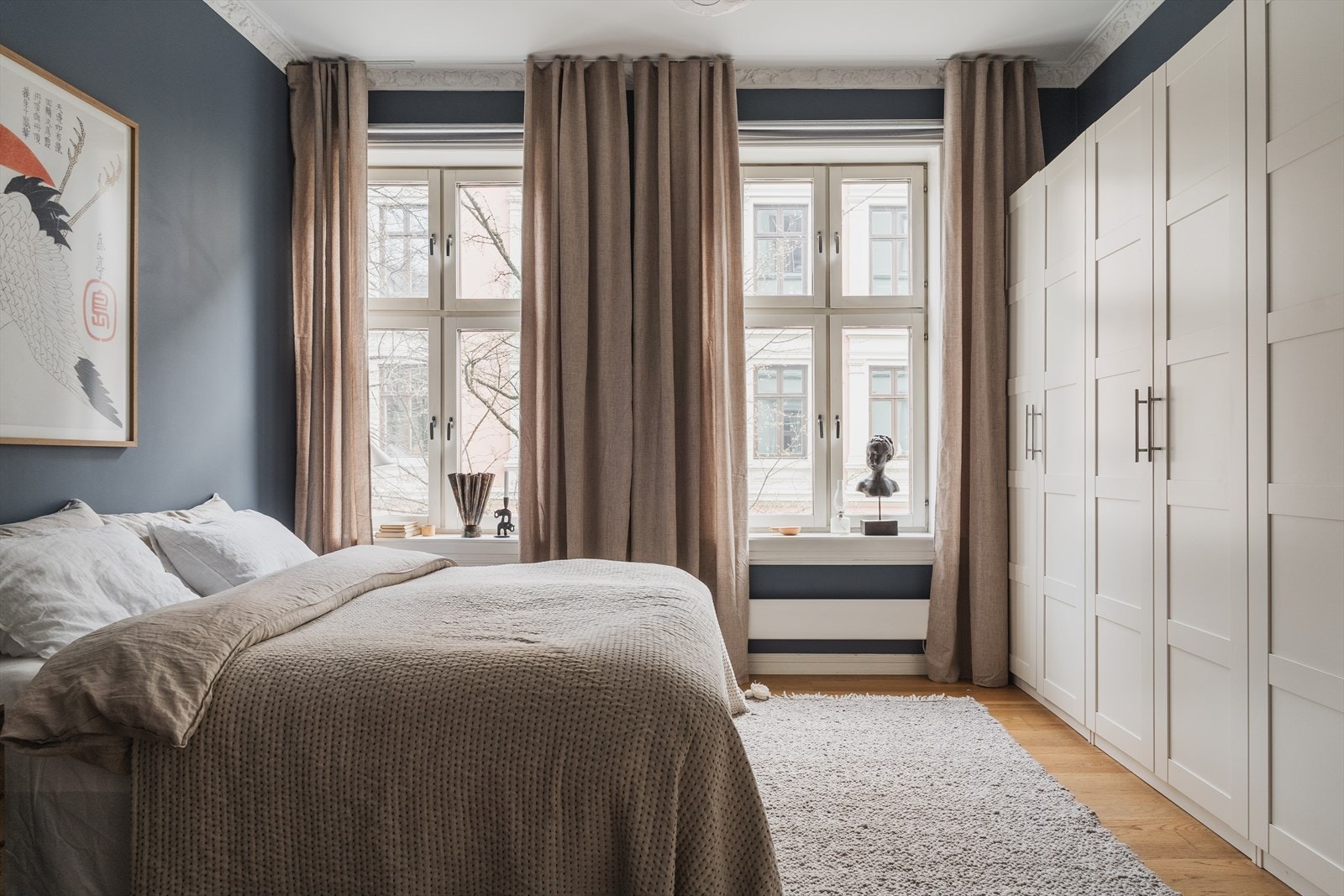 Her er det montert et praktisk garderobeskap som bidrar til oppbevaringsplass. Galleribilde