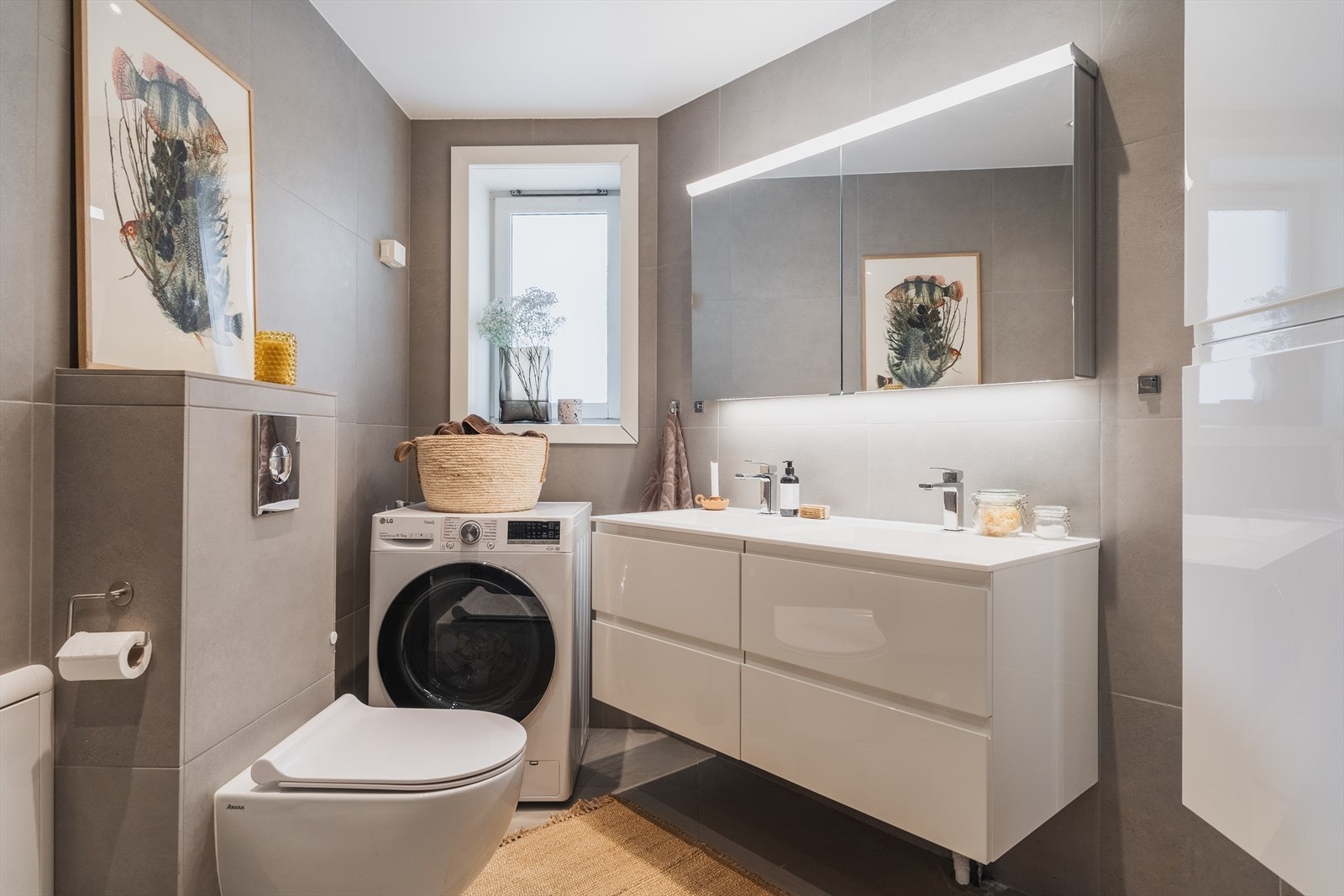 Pant flislagt bad fra 2018, med opplegg og plass til vaskemaskin. Galleribilde