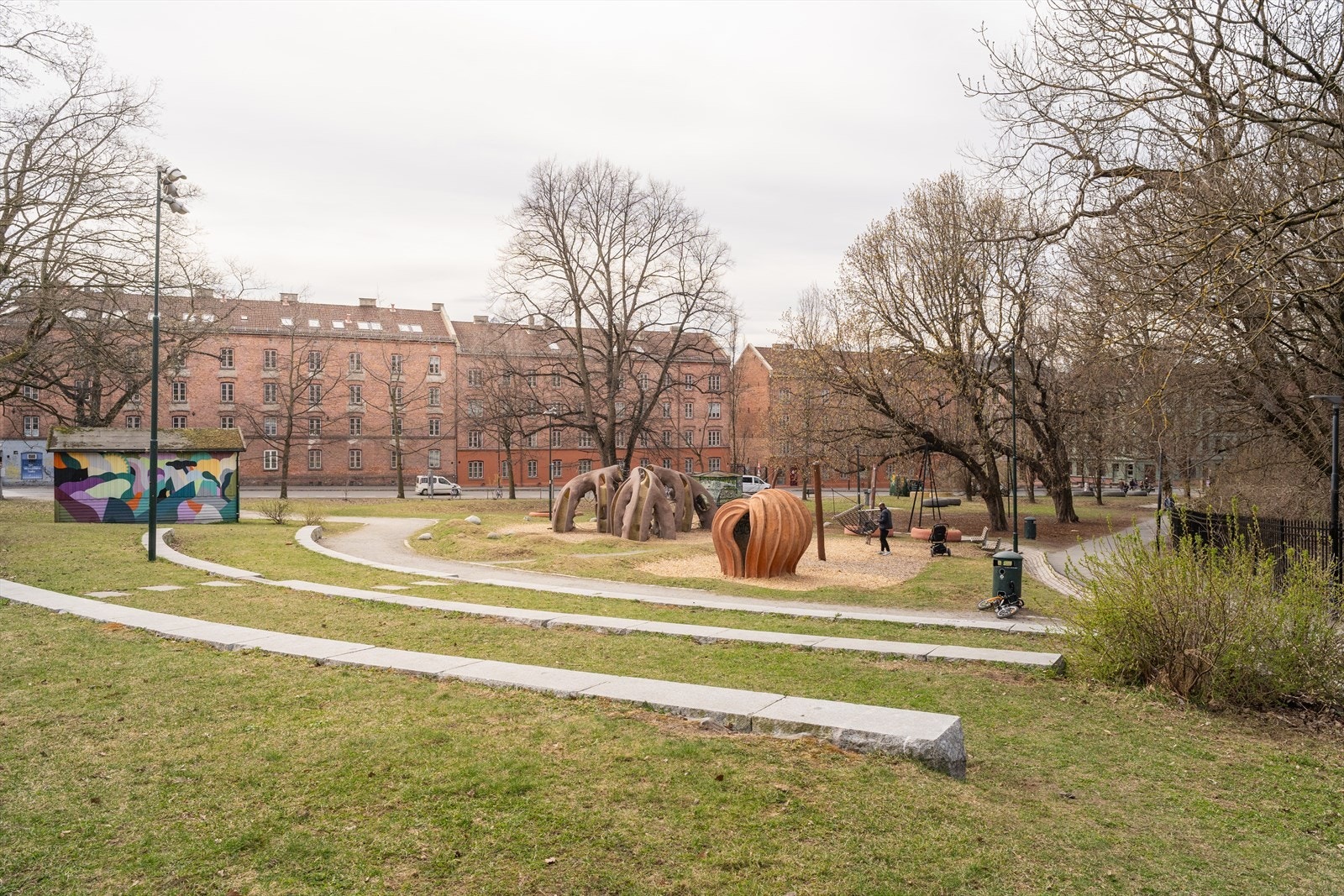 Flotte parker og hyggelig grøntområder i gangavstand fra leiligheten. Galleribilde
