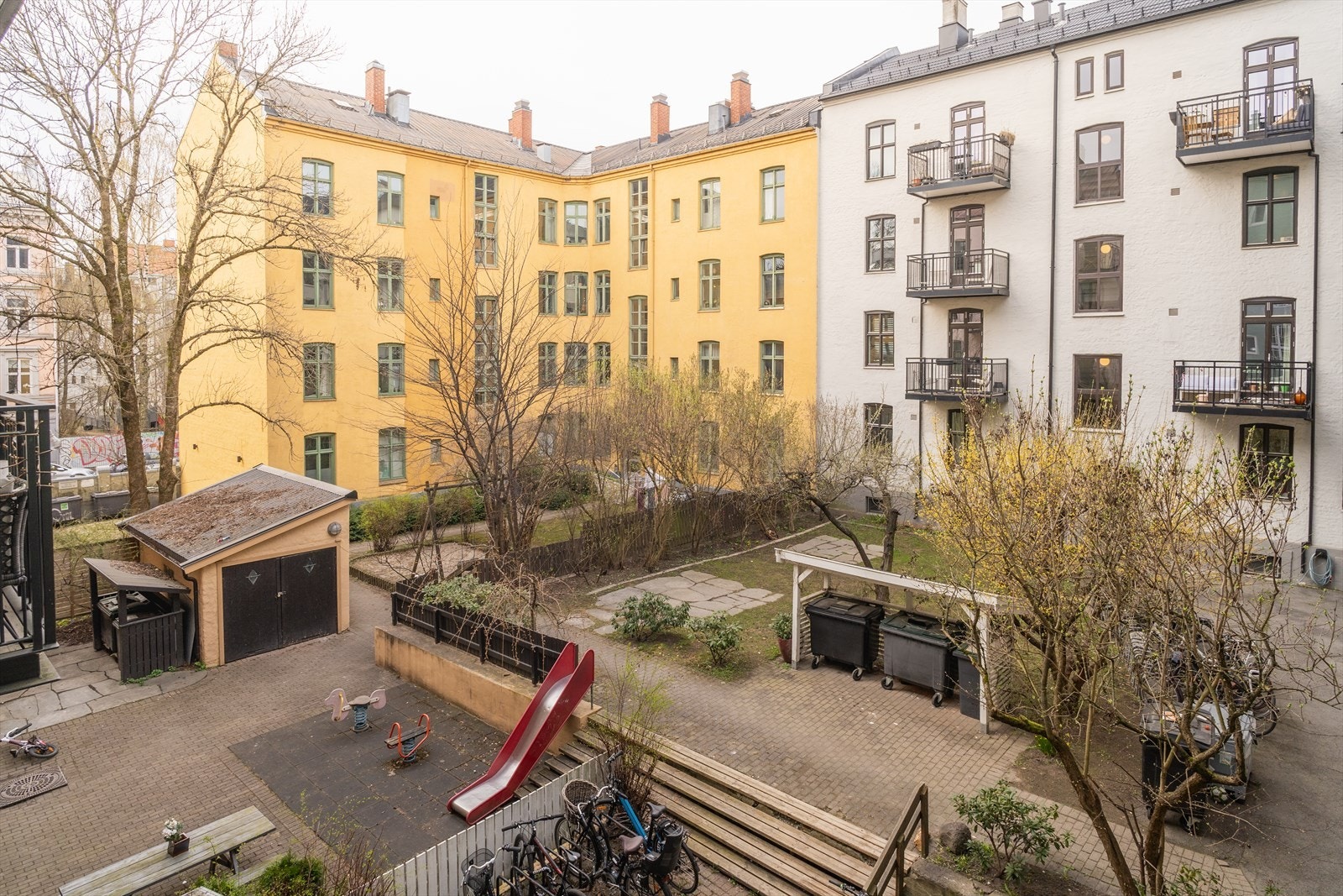 Balkongen vender mot den hyggelige bakgården til borettslaget. Galleribilde