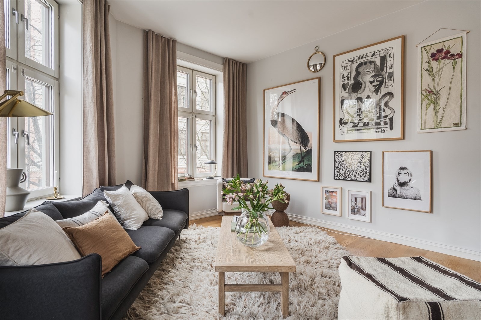 Stuen er enkel og innrede, med god plass til sofagruppe, stuebord og annet ønskelig møblement. Galleribilde