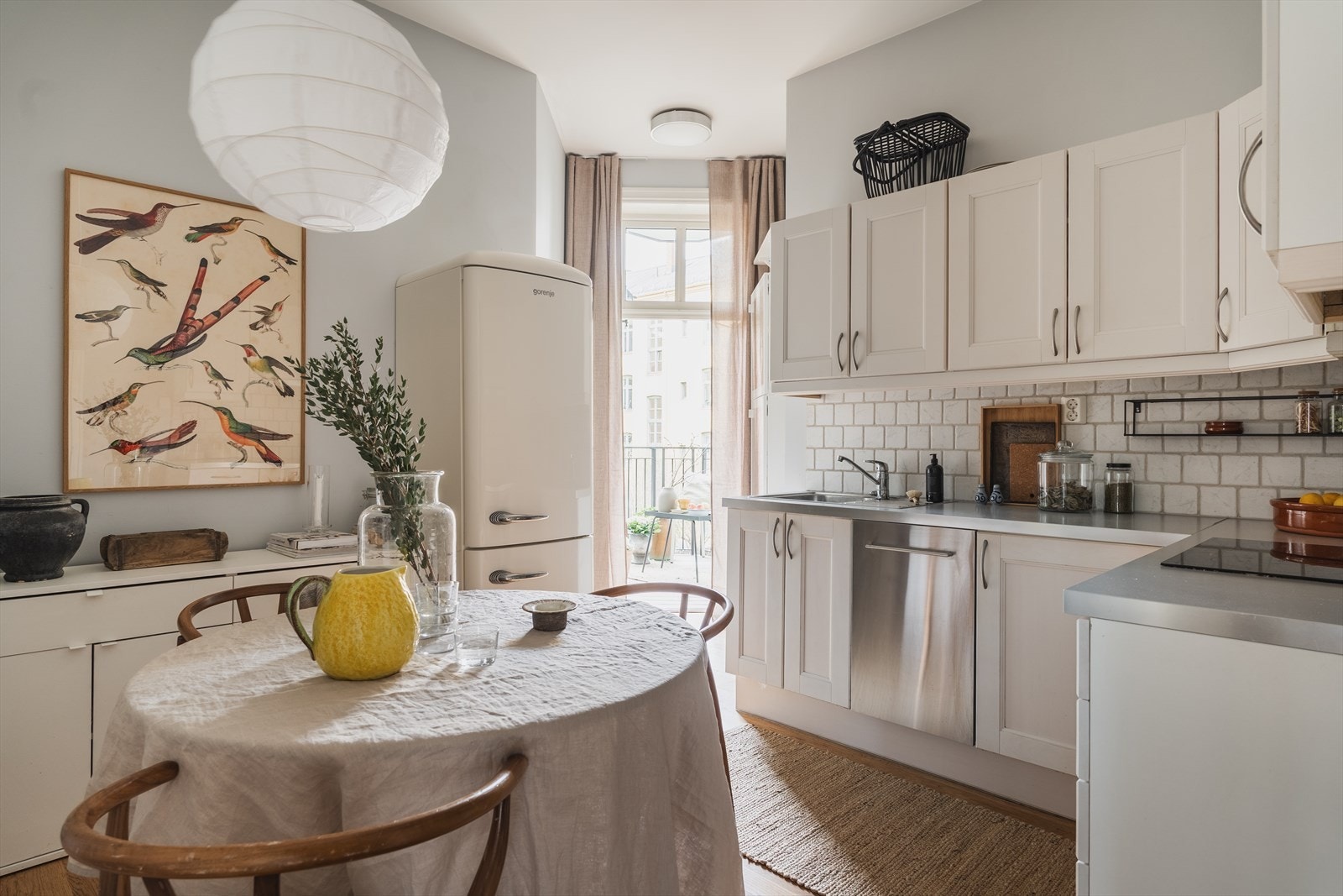 Fra kjøkkenet er det direkte adkomst til boligens herlige balkong. Galleribilde