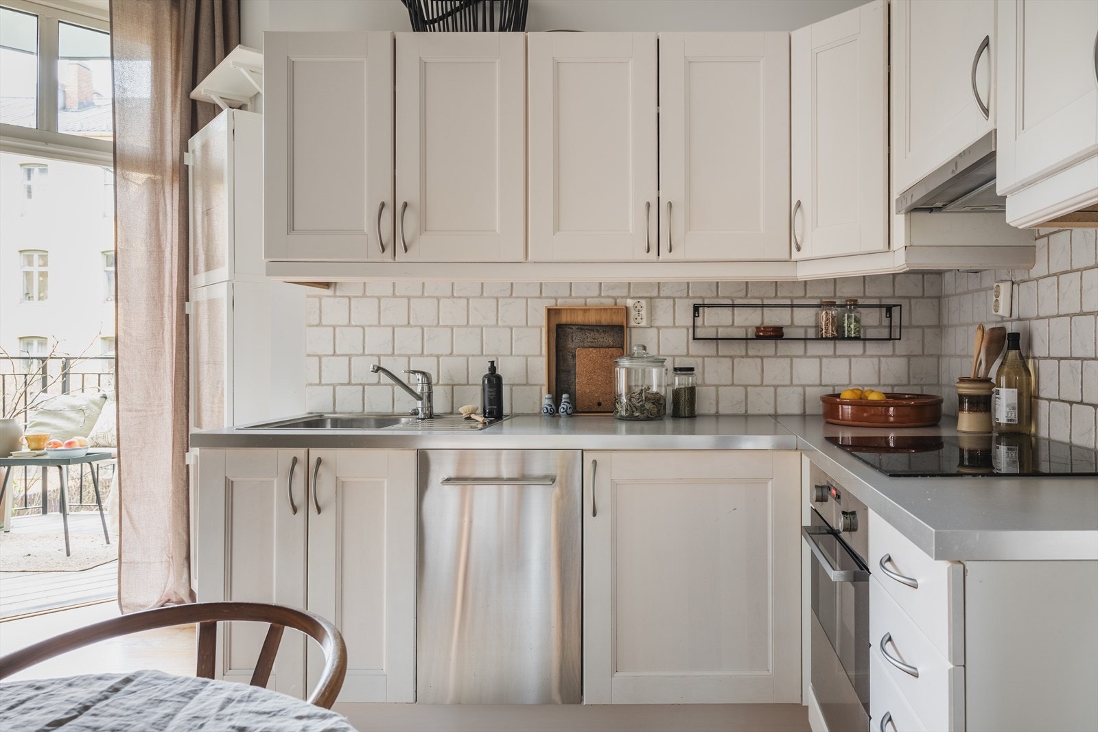 Kjøkkenet er fra 2012, med profilerte fronter og foliert benkeplate. Galleribilde